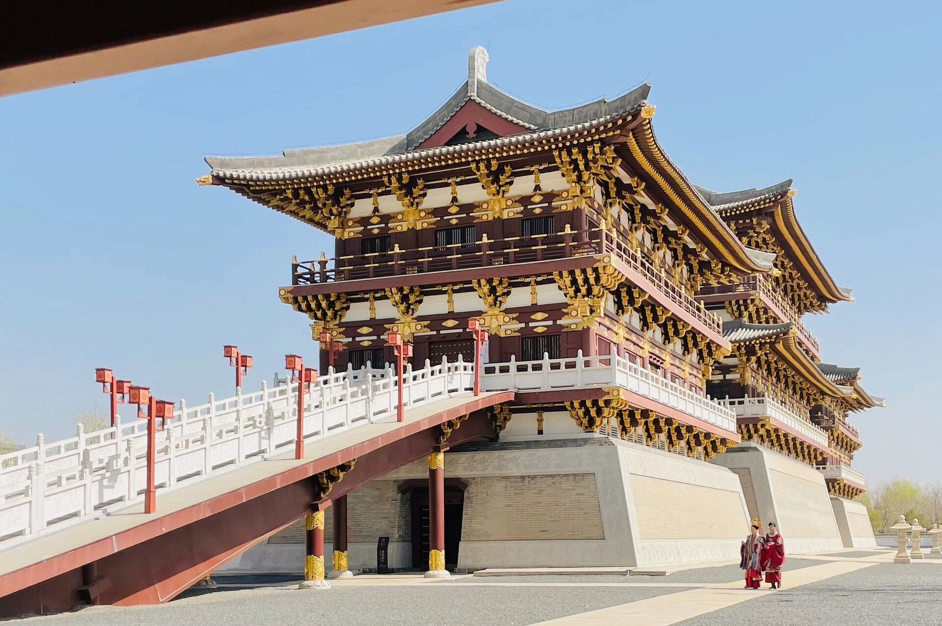 位于洛阳宫西侧,隋唐宫苑,底部的高台是遗址博物馆,顶部的宫殿是想象