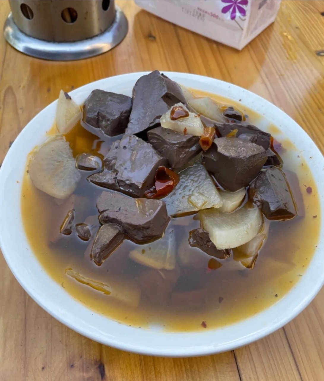 如上图,牛血羹是我们天台的特色美食,新鲜的牛血加上牛杂白萝卜在一口