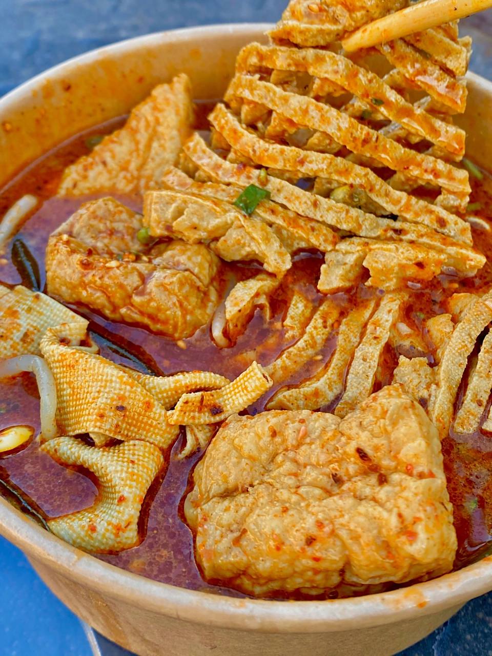 地图上都搜不到的宝藏美味!路边摊鸡汁豆腐串也太好吃啦!