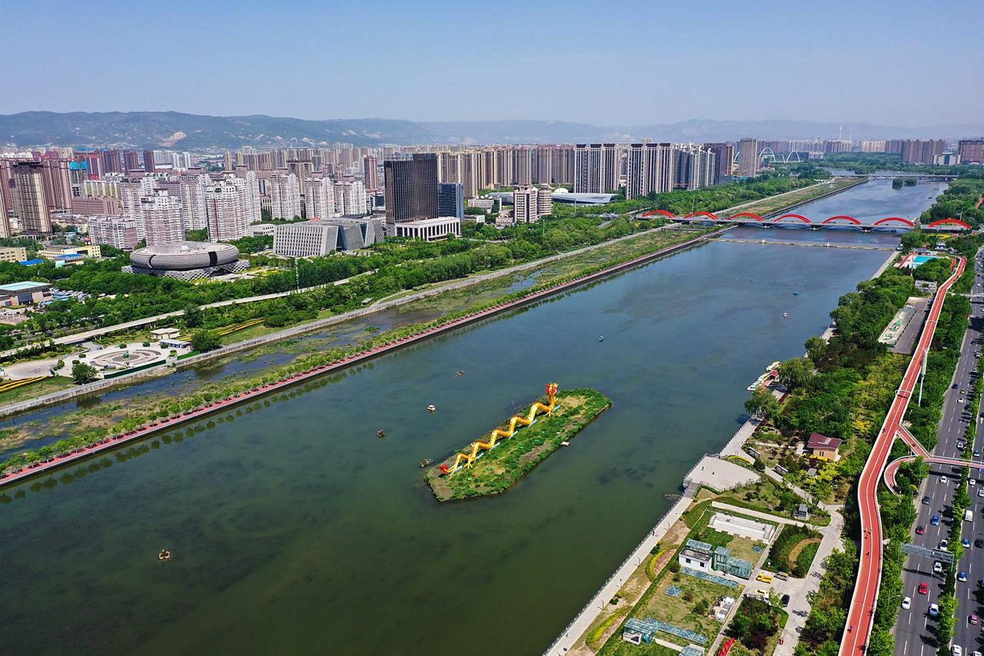 太原头条太原【龙城"诗意画卷"】  5月13日拍摄的太原汾河景区水碧