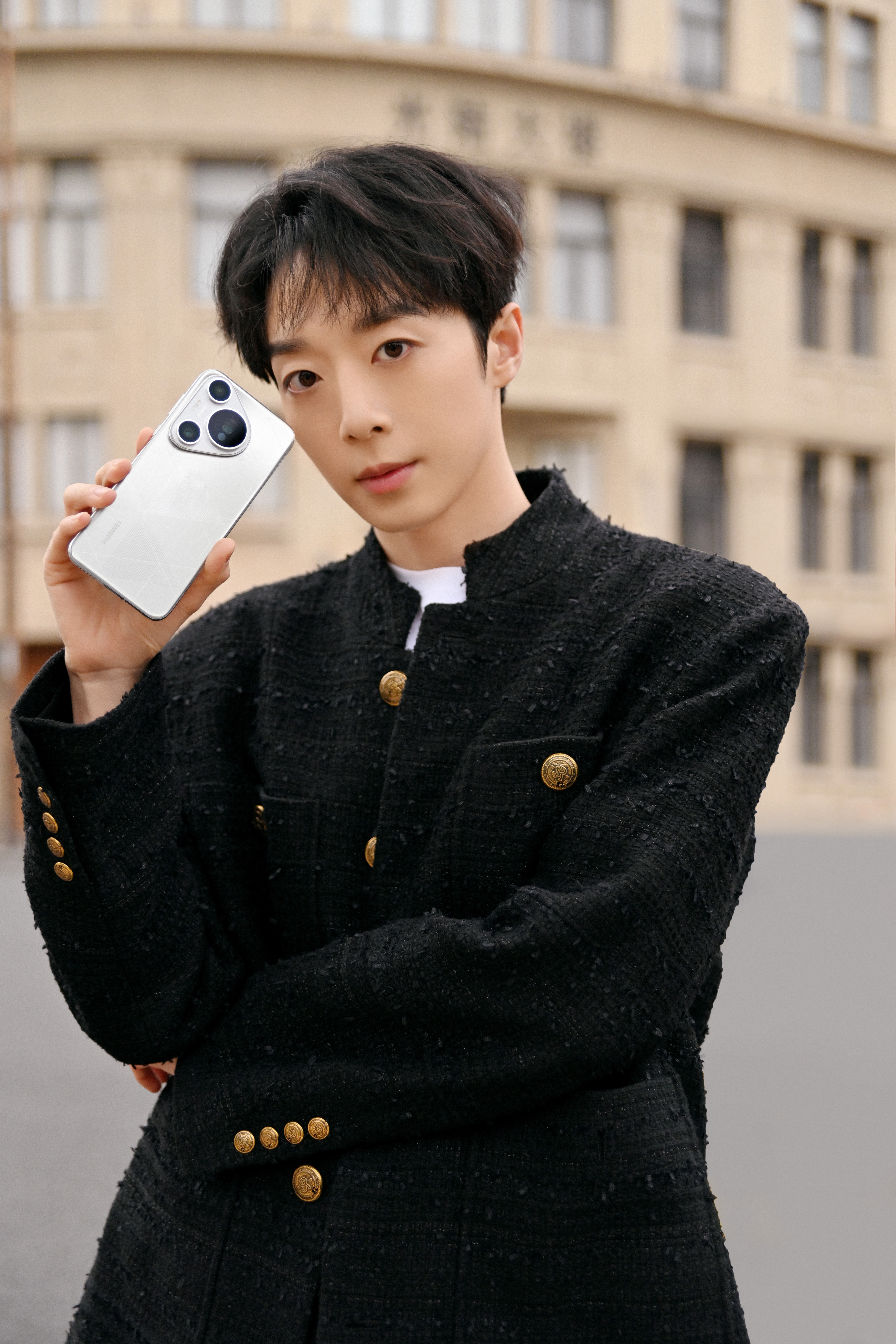 我看到,透过建筑的光线,光影瞬息变幻,交织着这座都市的乐章