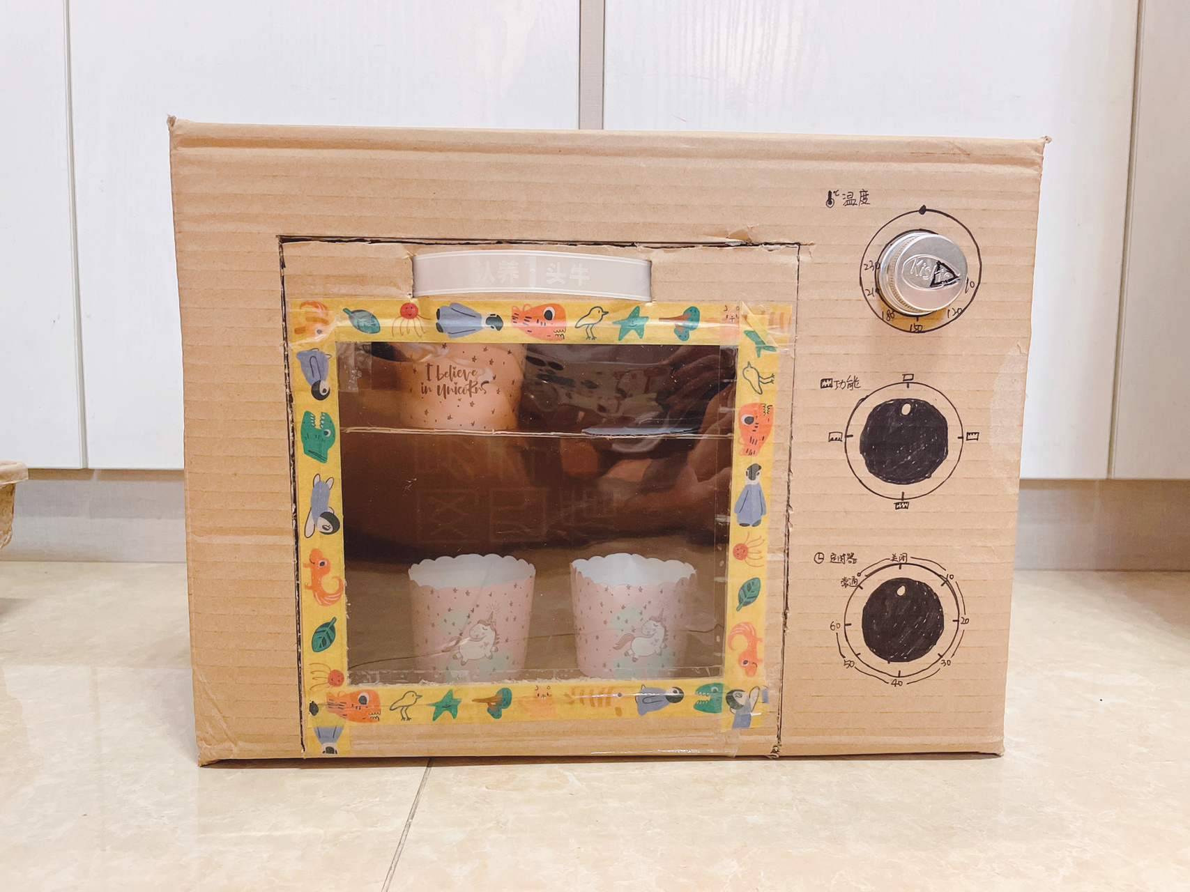 纸箱变废为宝diy烤箱幼儿园手工 用纸箱做了个烤箱,小朋友玩的不亦