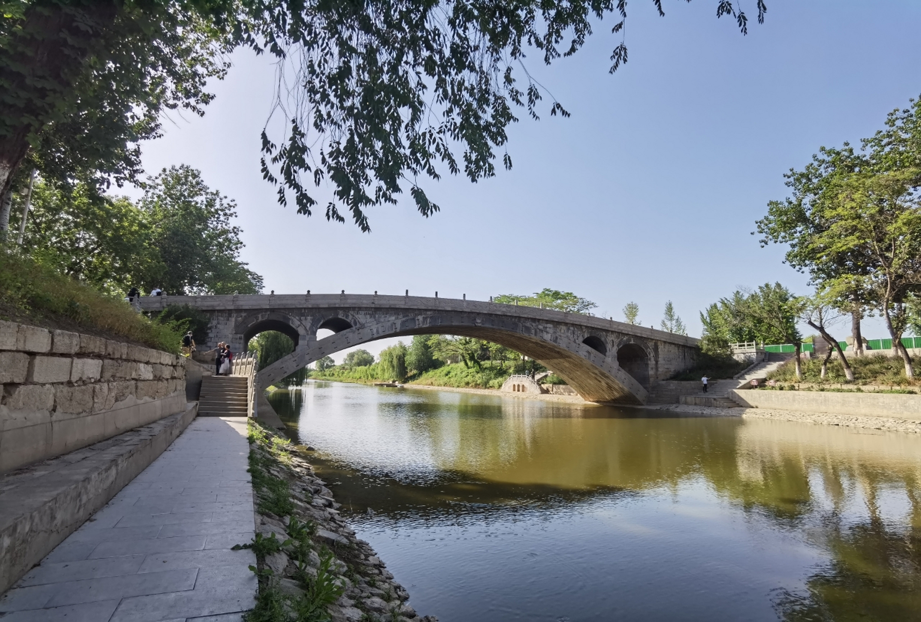 赵州桥 河北省赵县的洨河上,有一座世界闻名的石拱桥,叫安济桥,又叫