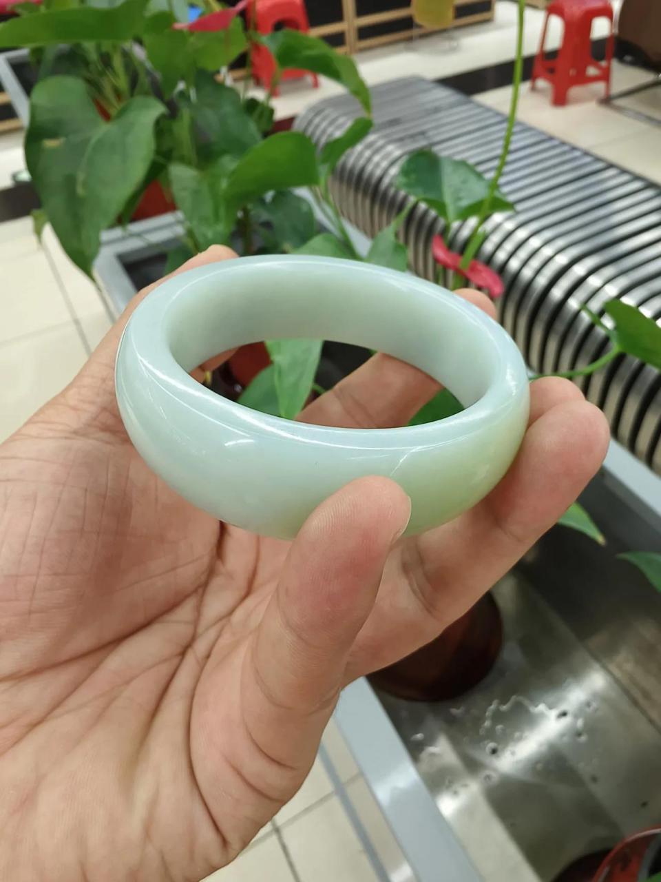 结缘精美新疆和田玉且末料手镯,玉质细腻饱满,被同行拿走了,像轮胎版