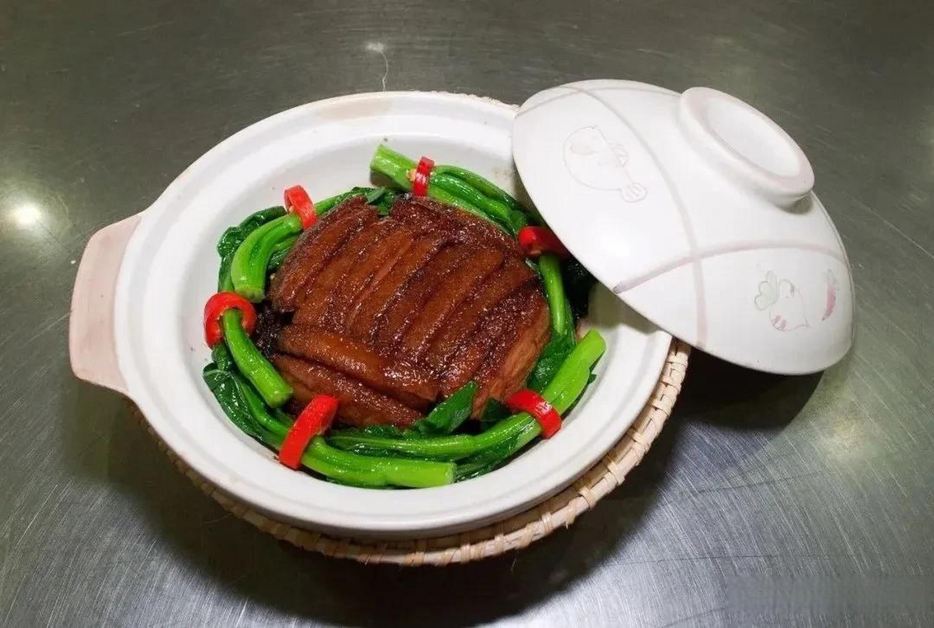 客家菜是粤菜的三大地方菜系之一,梅州客家菜突出主料,朴素大方,骄靠