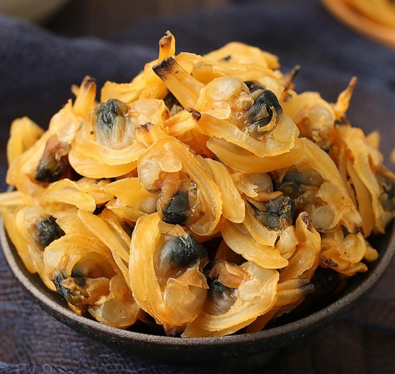 蛤蜊干营养物质丰富,蛤肉含糖类,蛋白质,脂肪,菸酸,无机盐,维生素a