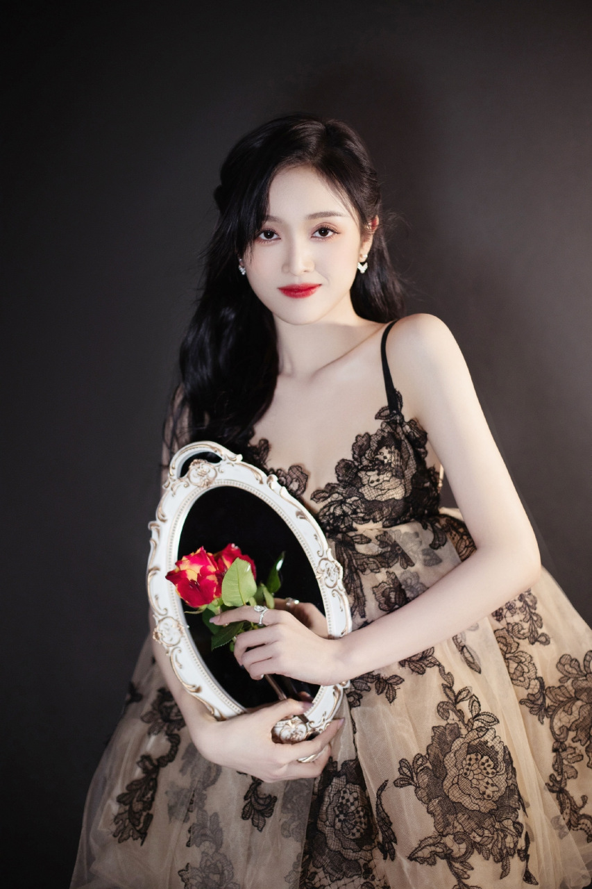 吴宣仪蕾丝绣花短裙美腿写真组图