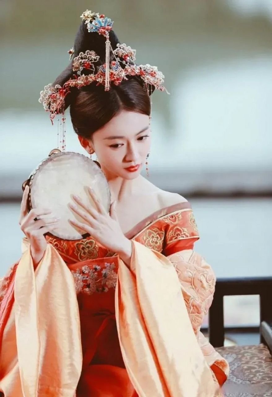 吴谨言露肩古装照,谁看了能不心动哇