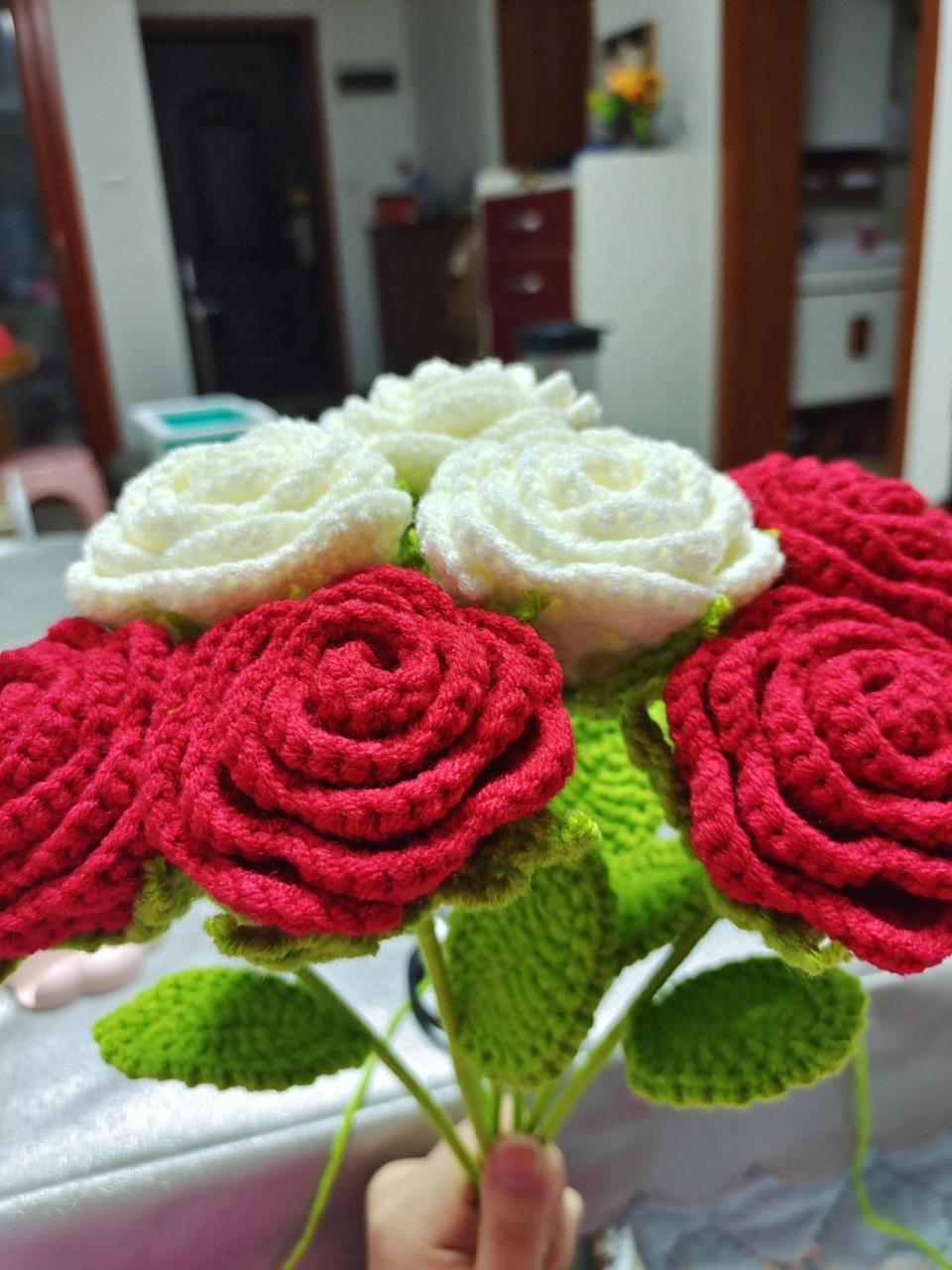 手工钩织玫瑰花(附图解) 花朵94 r1:起53个辫子针,倒二回钩52个短针