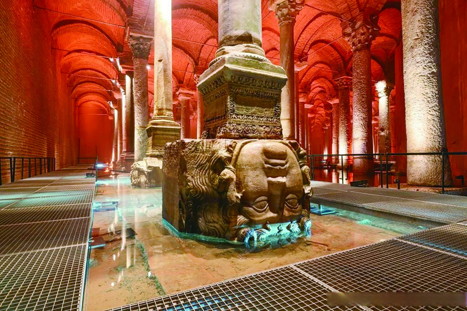 【伊斯坦布尔地下水宫藏着古罗马辉煌】 夏日炎炎,《环球时报》记者躲