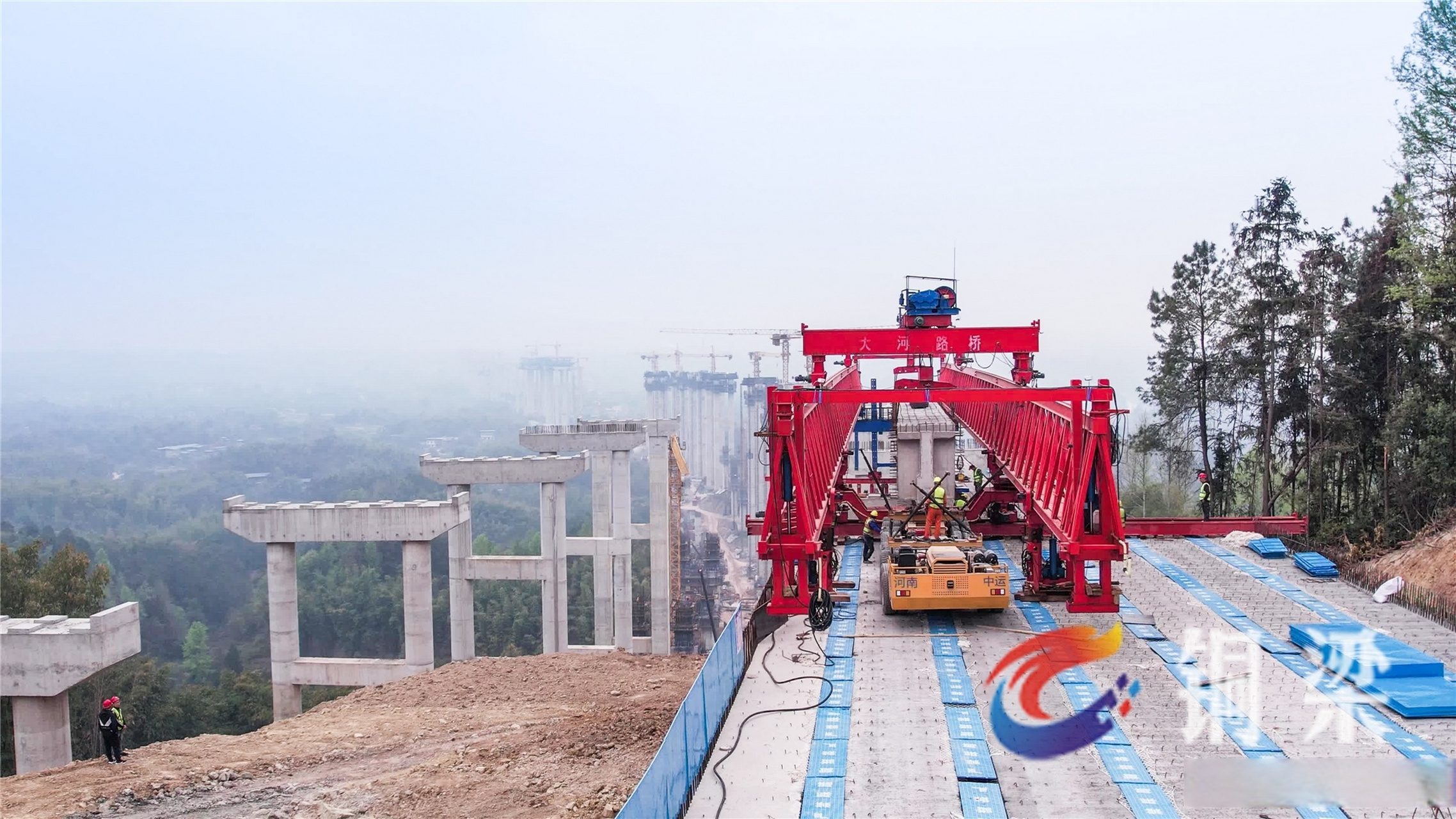 渝遂复线高速小安溪特大桥预计年底实现双幅贯通】近日,在建中的渝遂