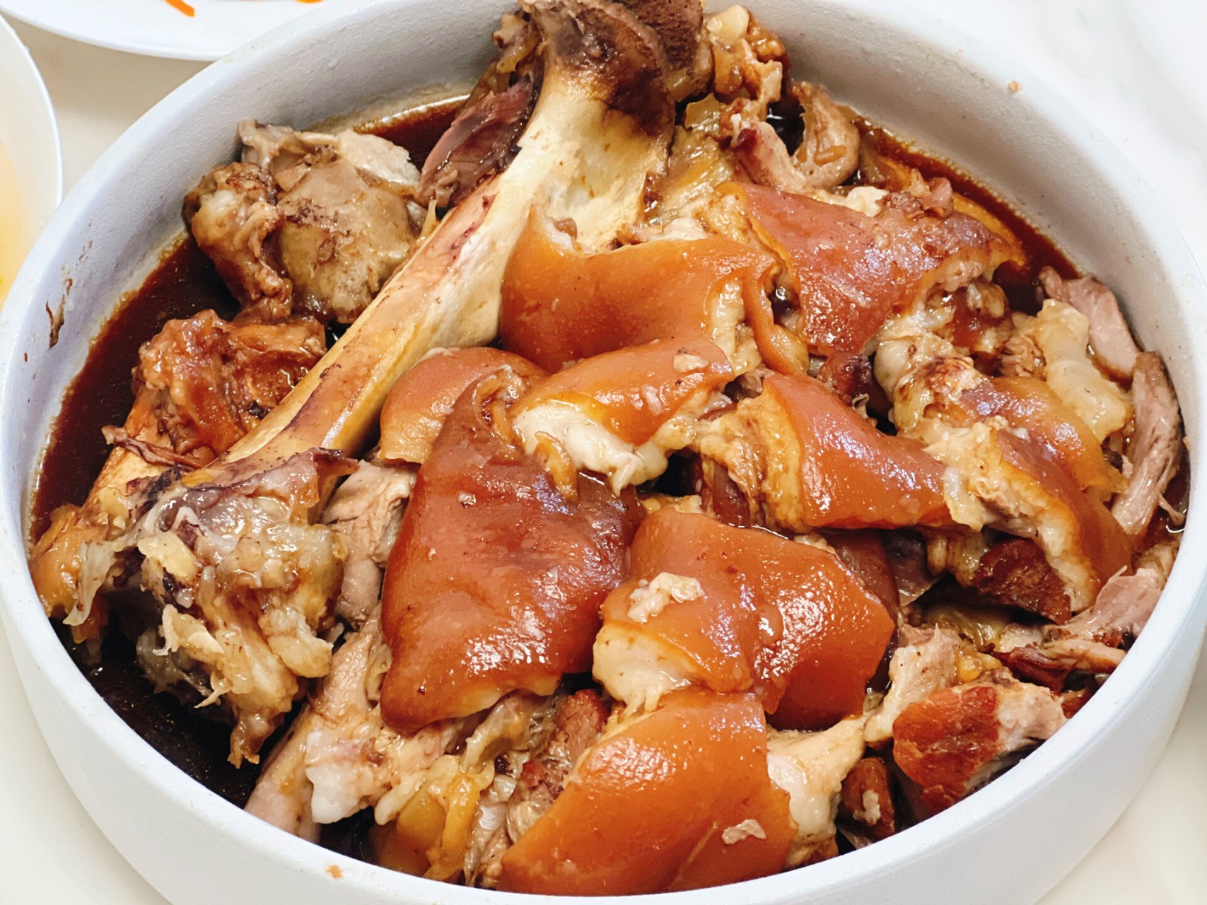 红烧蹄膀(肘子) 食材:蹄膀 做法: 1)蹄膀用火烧至表面微焦,去毛同时也