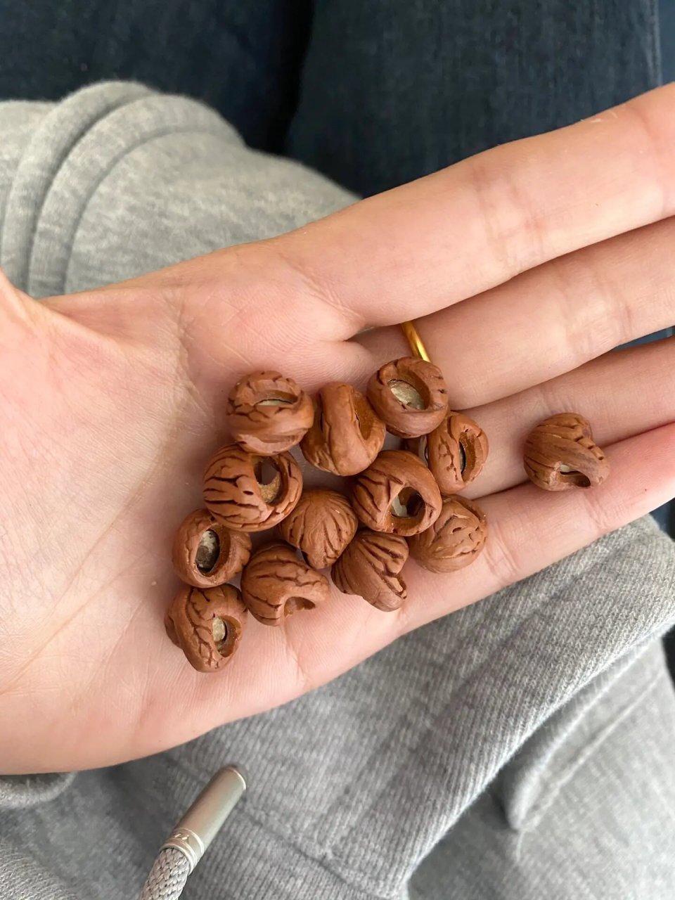 是不是真桃核,看看里面的桃仁,个个都有喔 图一是两种桃核对比图,这批