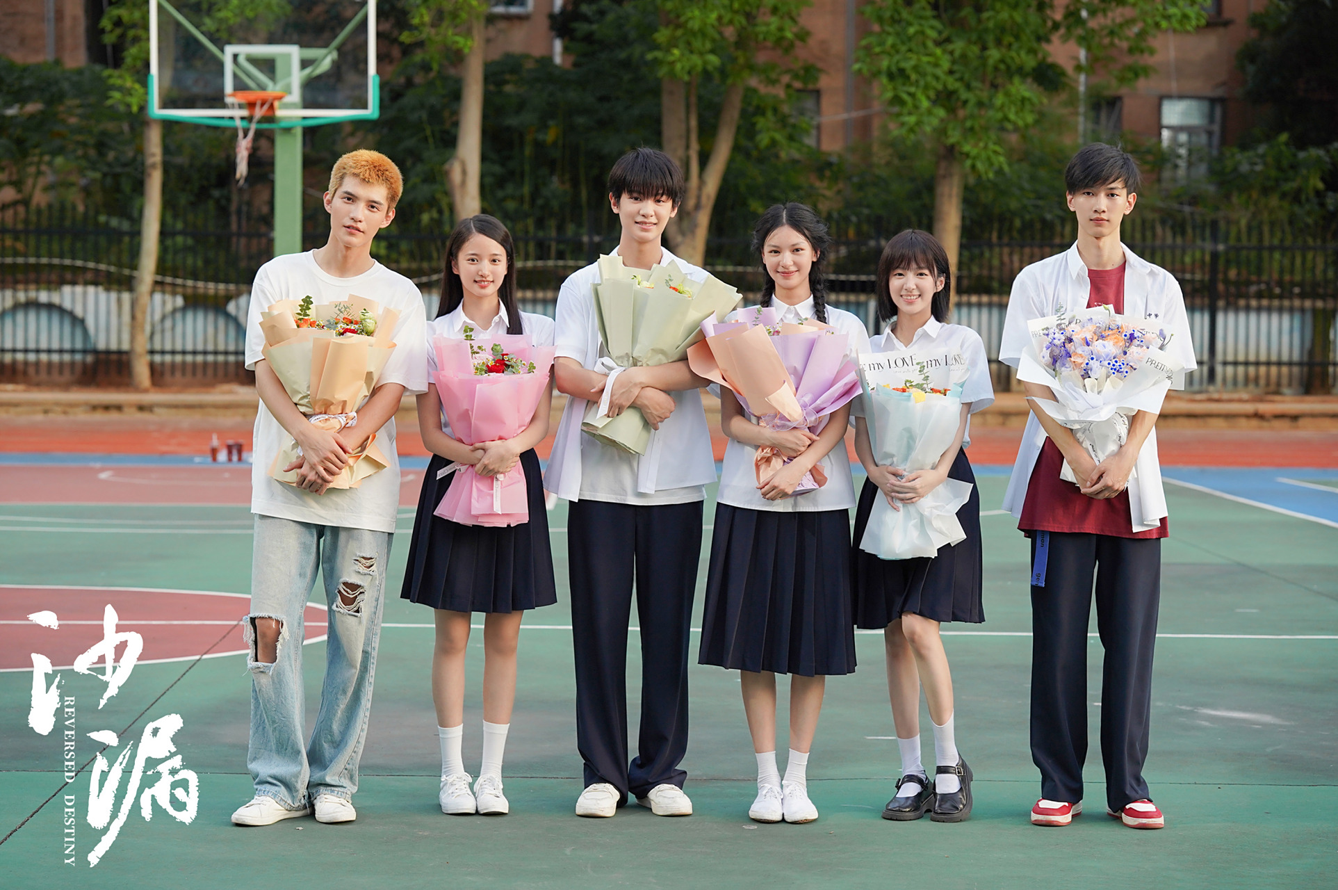 【电影沙漏杀青】由经典青春文学作品《沙漏》改编,温婧执导,邱天,包