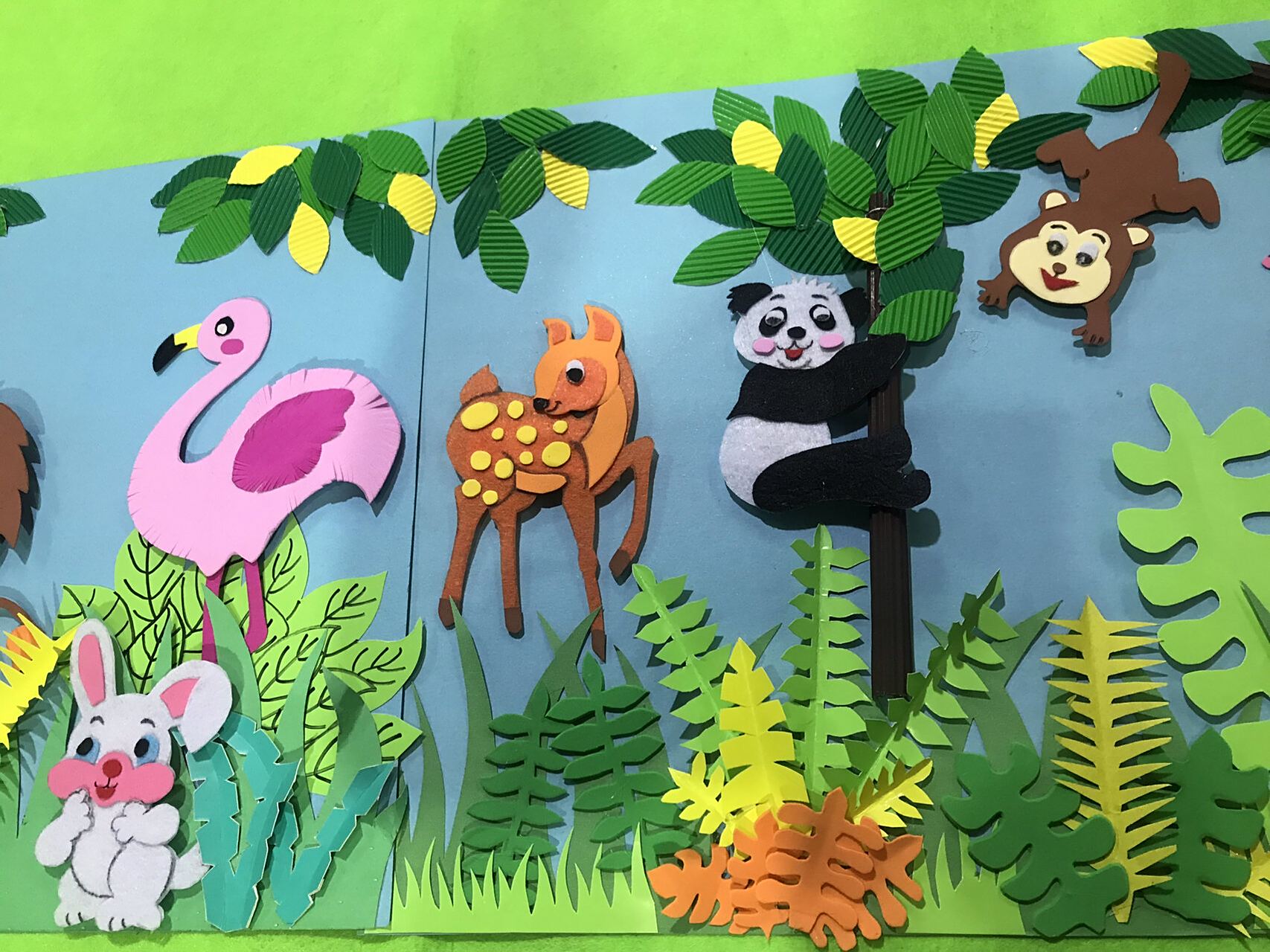 《森林里》 森林里的动物集合题材是很多幼儿园环创的重要组成部分,小