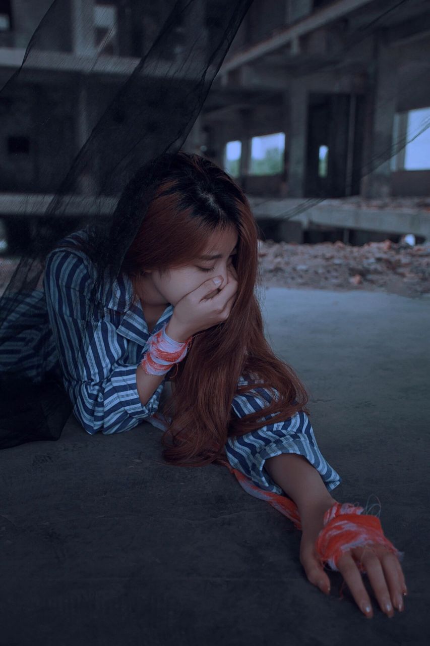 病号服写真|丧系写真 破旧黑暗的废弃楼房里 时不时出现的白色身影 是