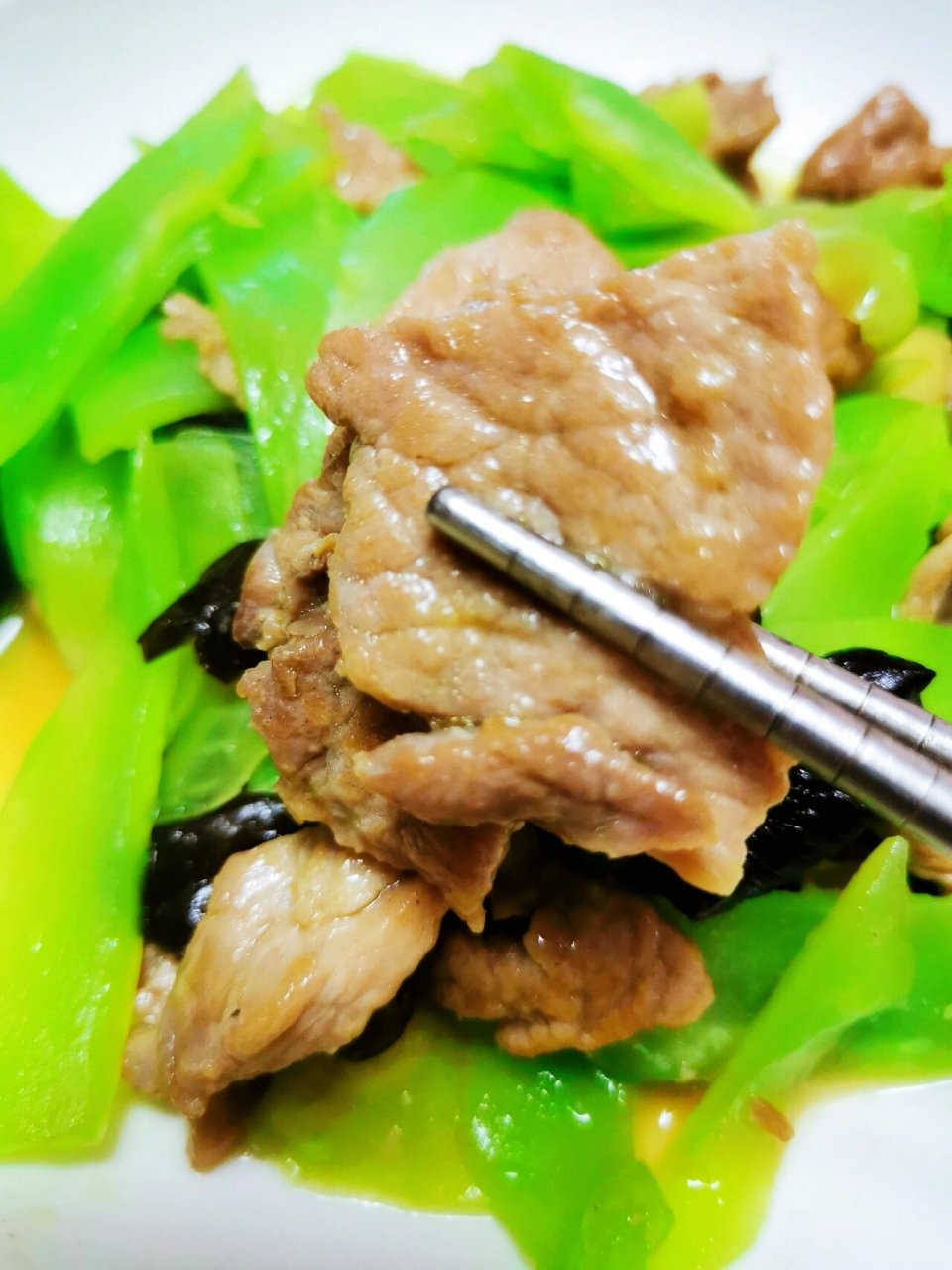 肉片滑嫩,笋片脆爽的莴笋木耳肉片 莴笋木耳肉片是一道家常快手菜