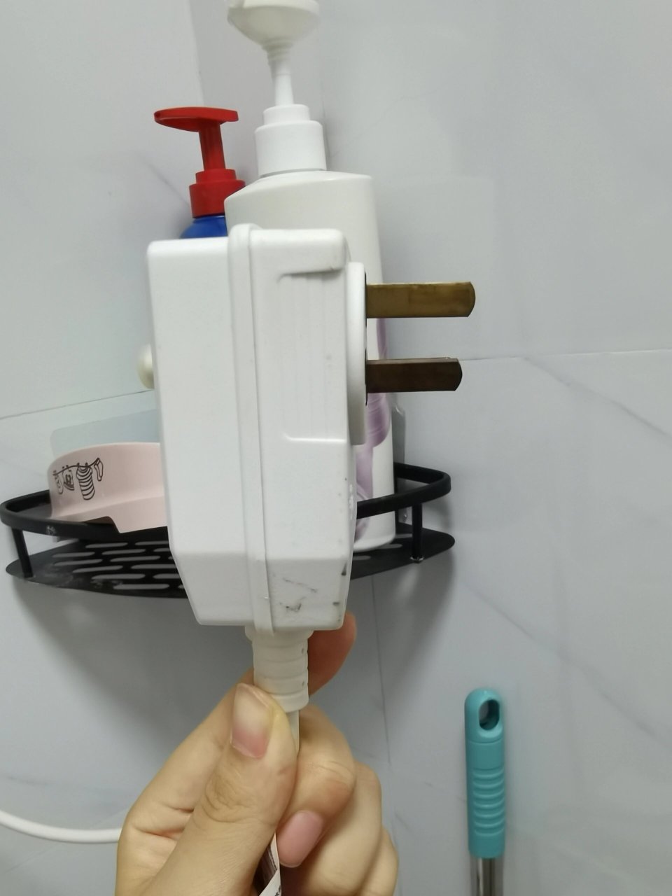 请问大家热水器的插头变成这个色儿了,还可以继续用一段时间嘛?