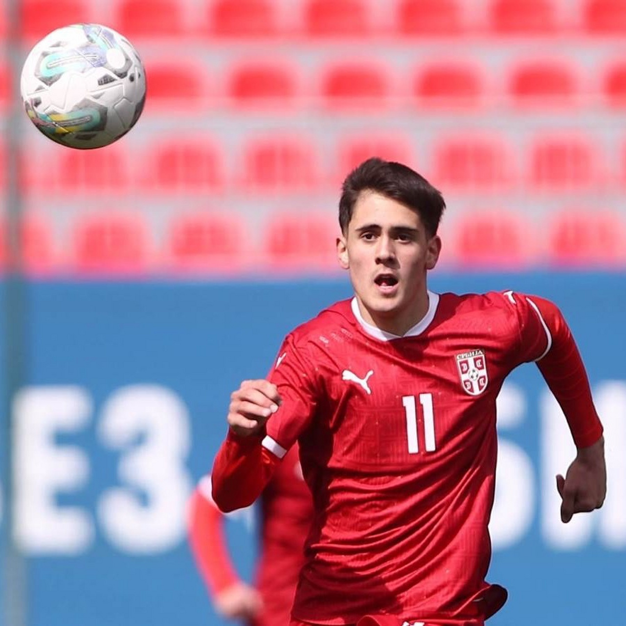 迪马济奥:皇马对17岁的塞尔维亚攻击手马蒂亚·波波维奇感兴趣,巴萨和