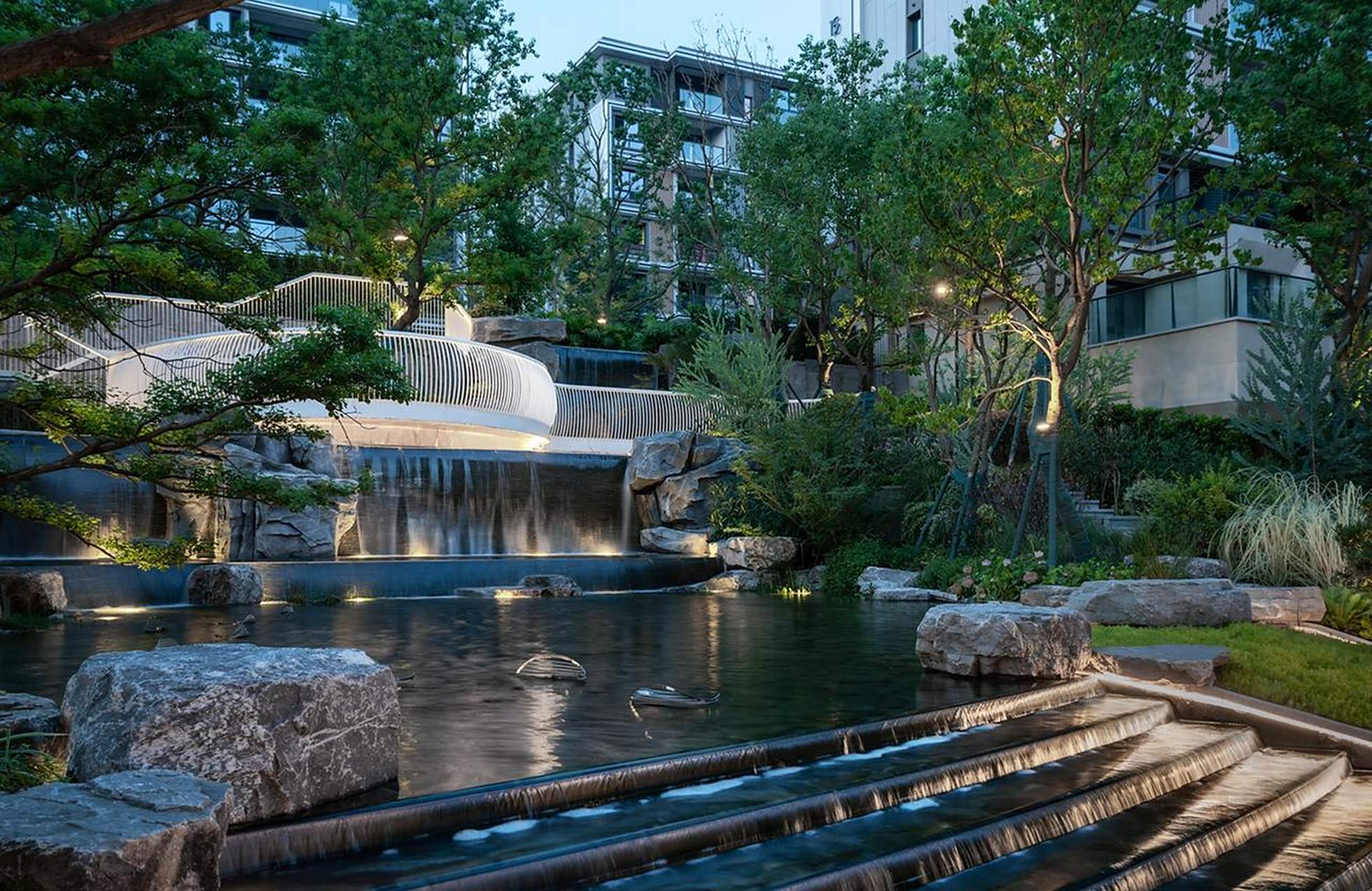 景观设计:沃亚景观  设计采用"引山入园"的概念,横向以山林延伸铺漫把