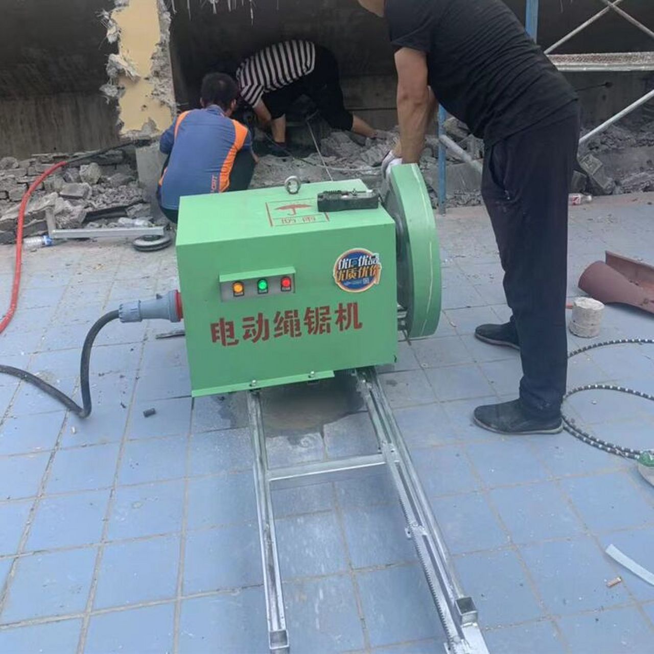 线锯(电动绳锯)对密排钢筋混凝土构筑物,厚砖墙,甚至水下切割作业都能