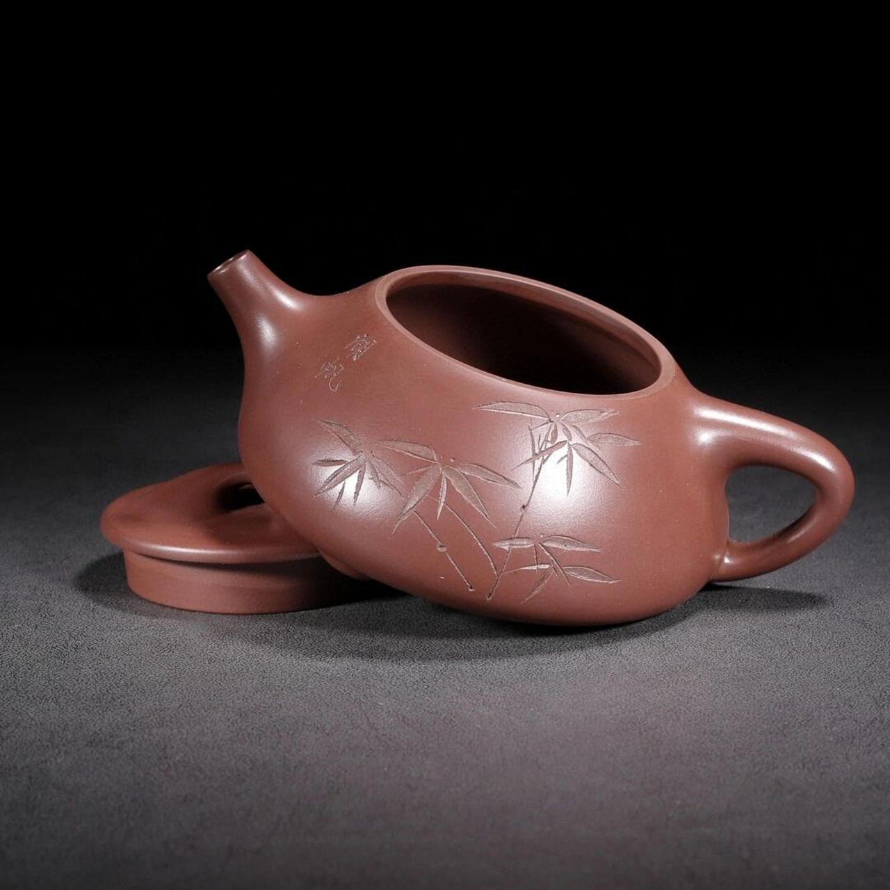 顾景舟 尺寸:18/8cm 容量:500cc 紫砂分类:原矿紫泥 底款介绍:顾景舟