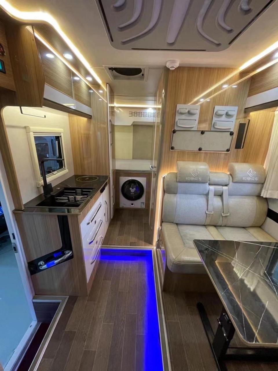 最新到店:22年1月上牌骏驰上汽轻卡h500房车,2.