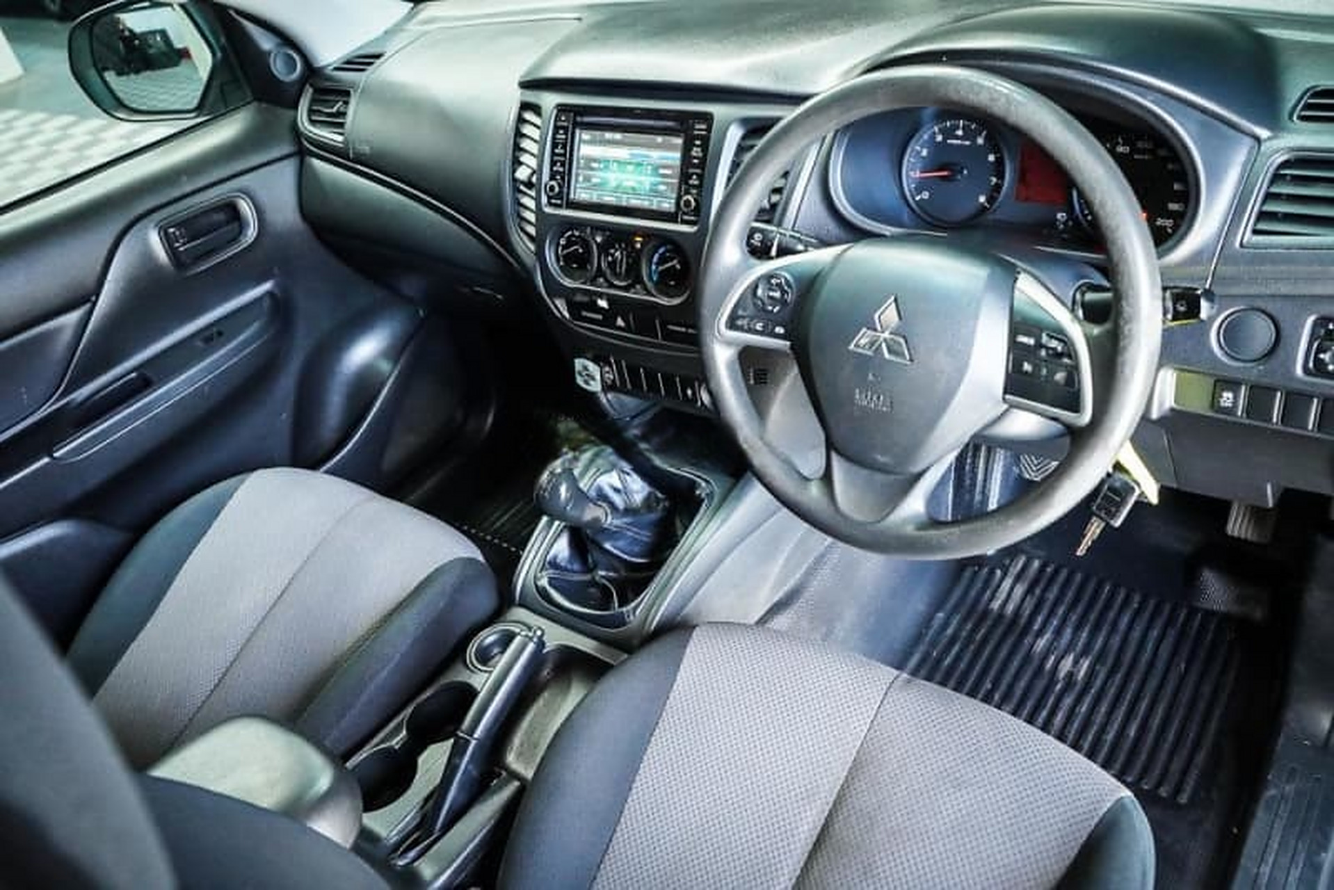 三菱l200皮卡,这玩意是手动挡后驱单排版,2.