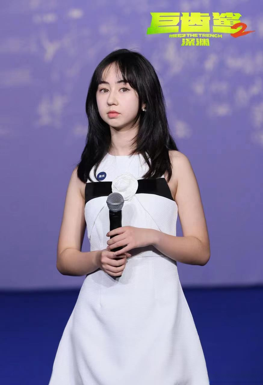 一组由吳京 "指挥",蔡书雅sophia 合体拍摄的舅甥组合高清蓝毯图抖落