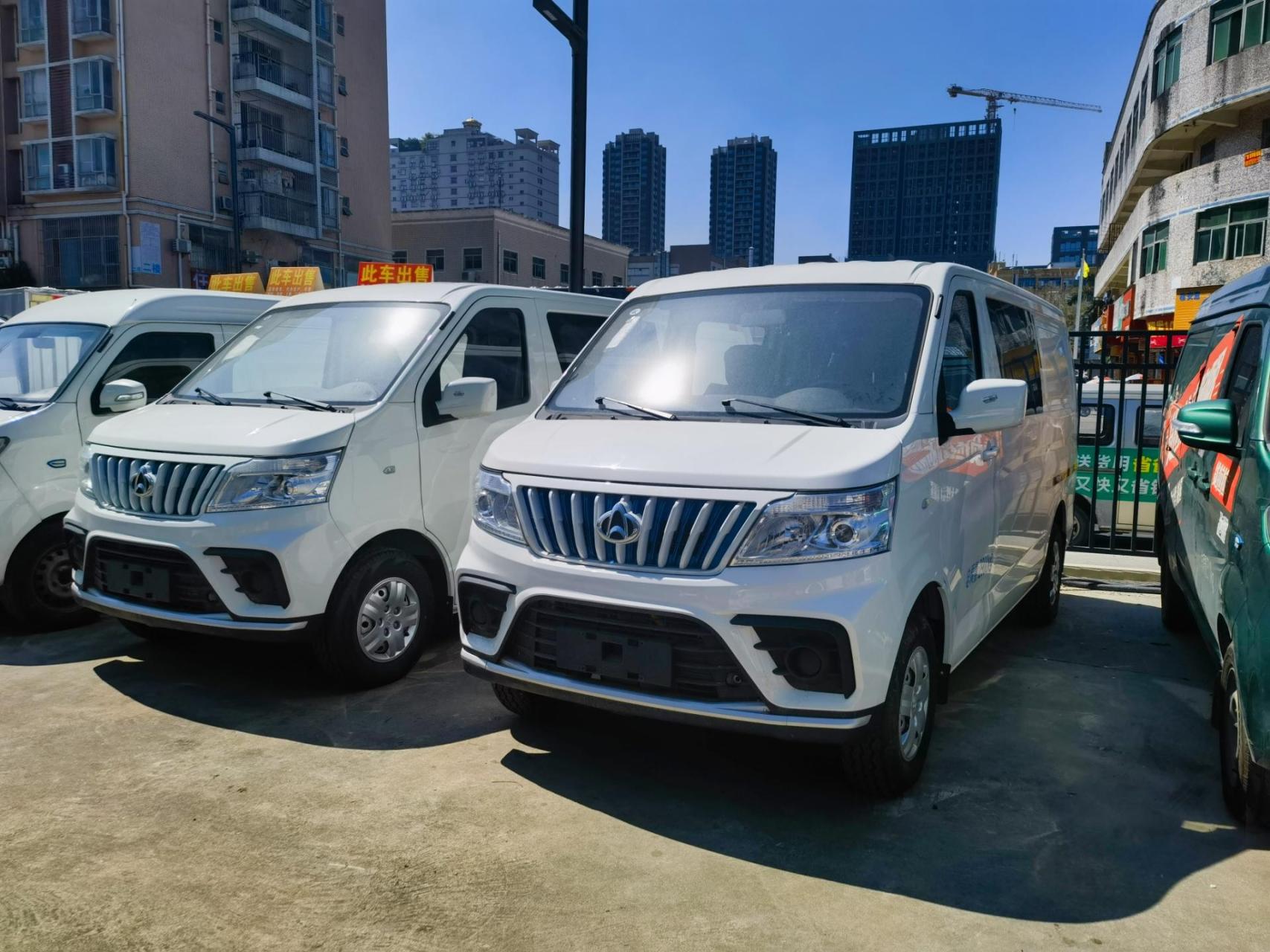 五座新能源面包车长安睿行em80.