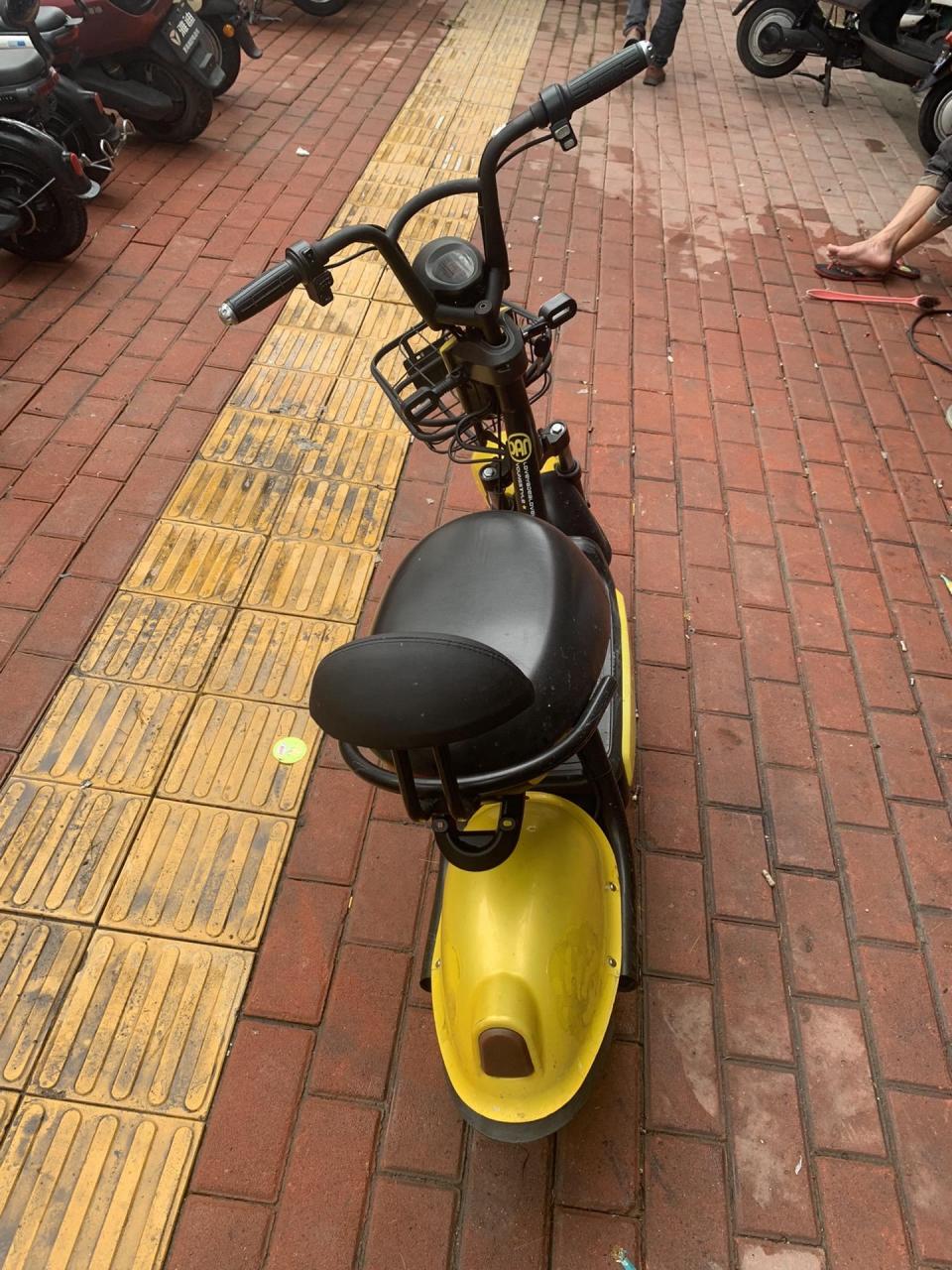 精品二手雅迪蛋蛋车,配48v12a四个小电池,九成新配充电器.