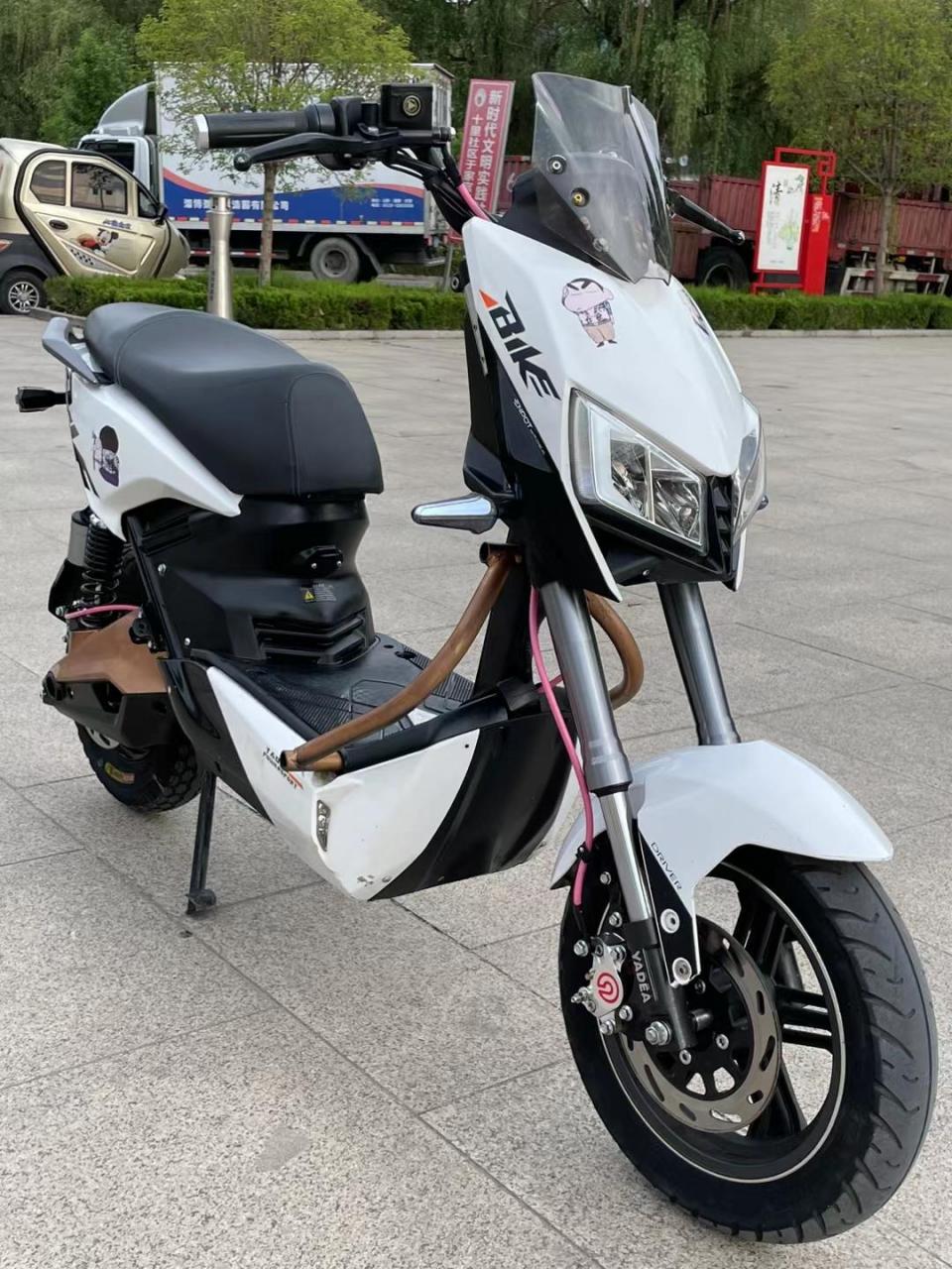 22年雅迪x5带点小改装件 成色很好 价格3500!