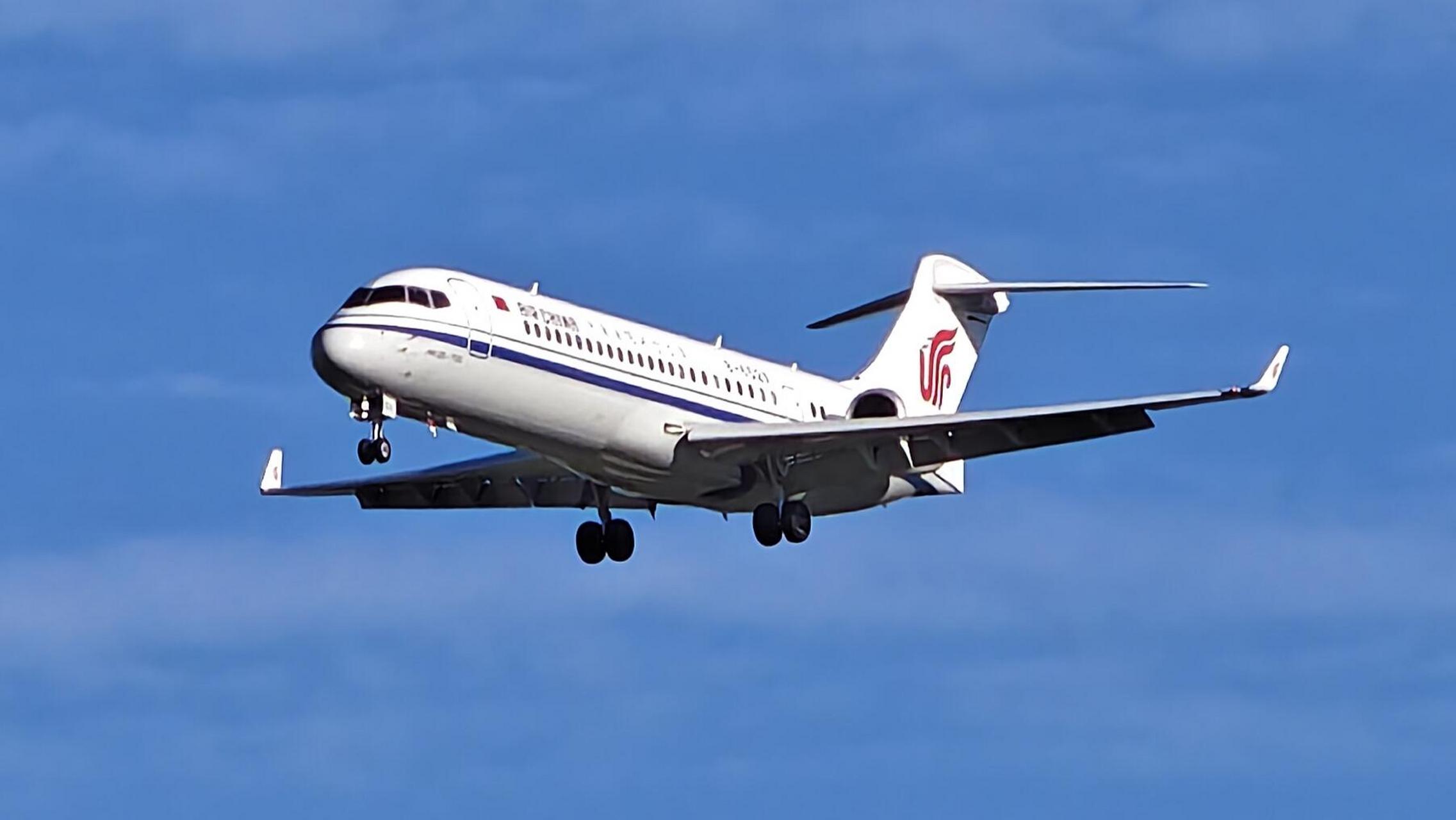 arj21-700整体体验很好  但在后排坐噪音很大 但crj900在后排噪音就很