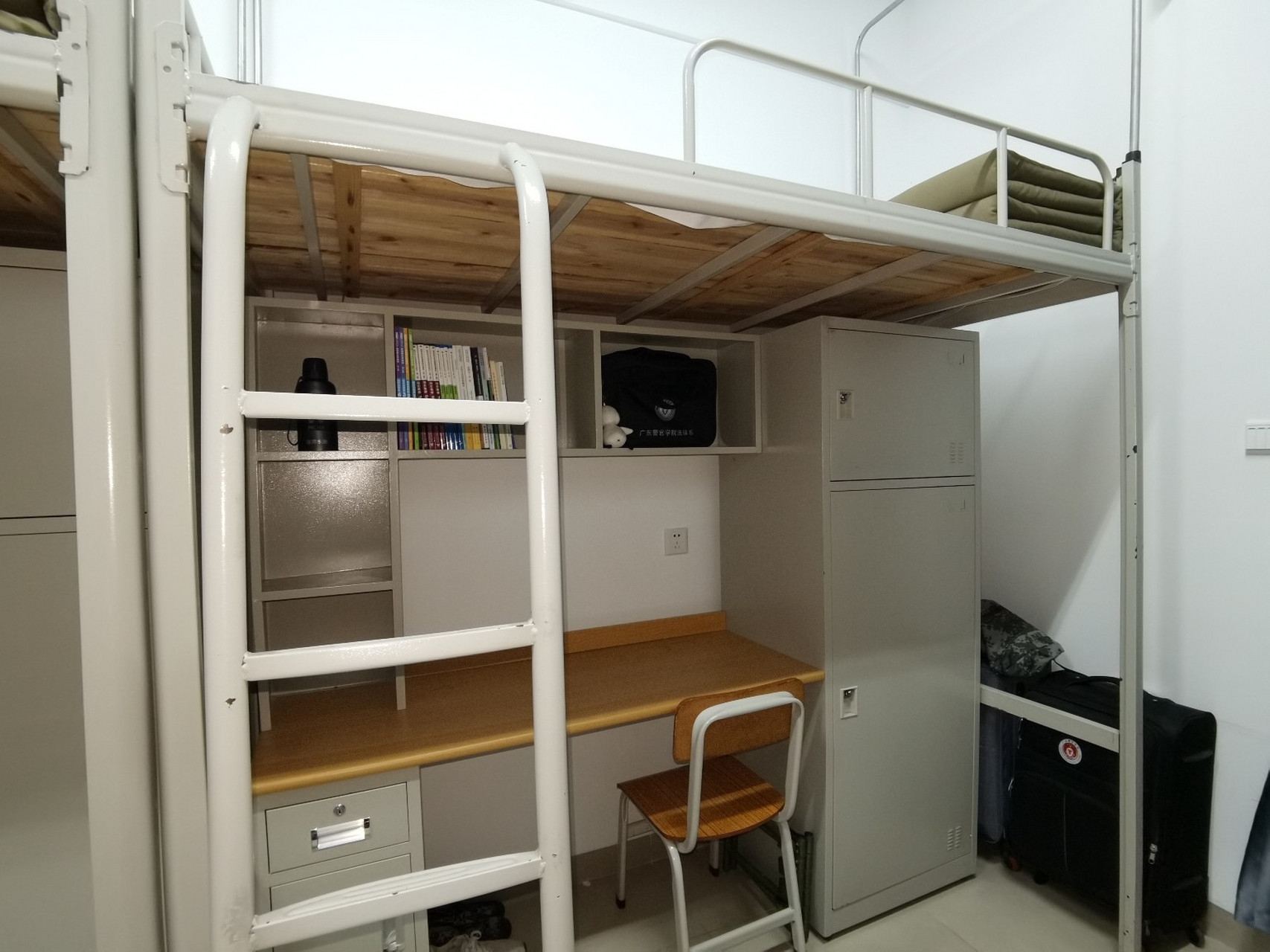 有的宿舍比较新,有的比较旧,但是因为内务搞得很好,所以宿舍的卫生