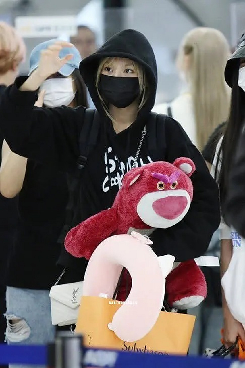 babymonster忙内chiquita机场照,难怪花名是小lisa,也太像了