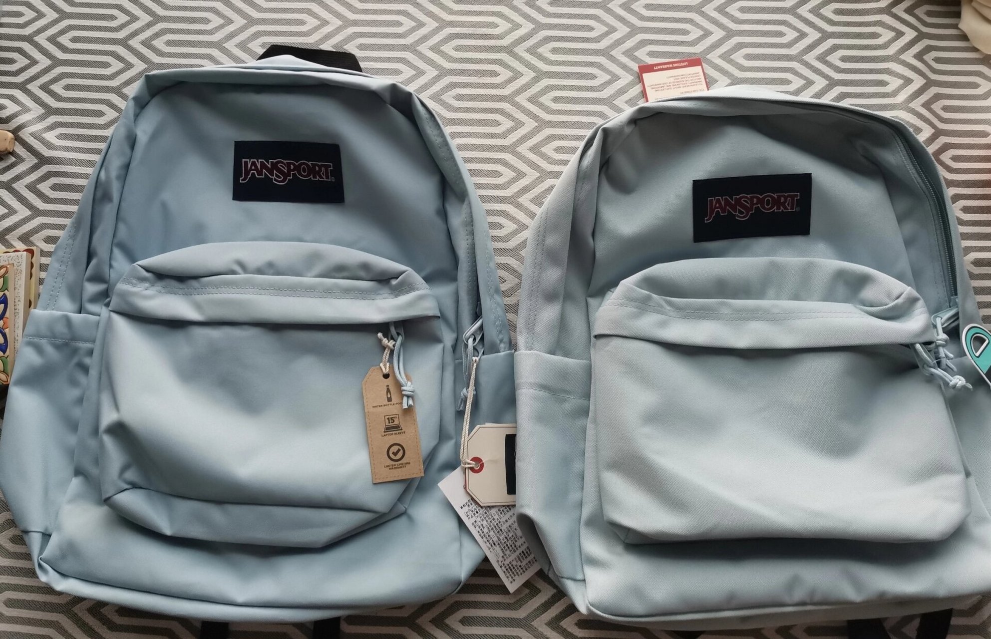 真假jansport雾霾蓝小书包 所有图片均为左真右假: ①颜色:正品偏蓝