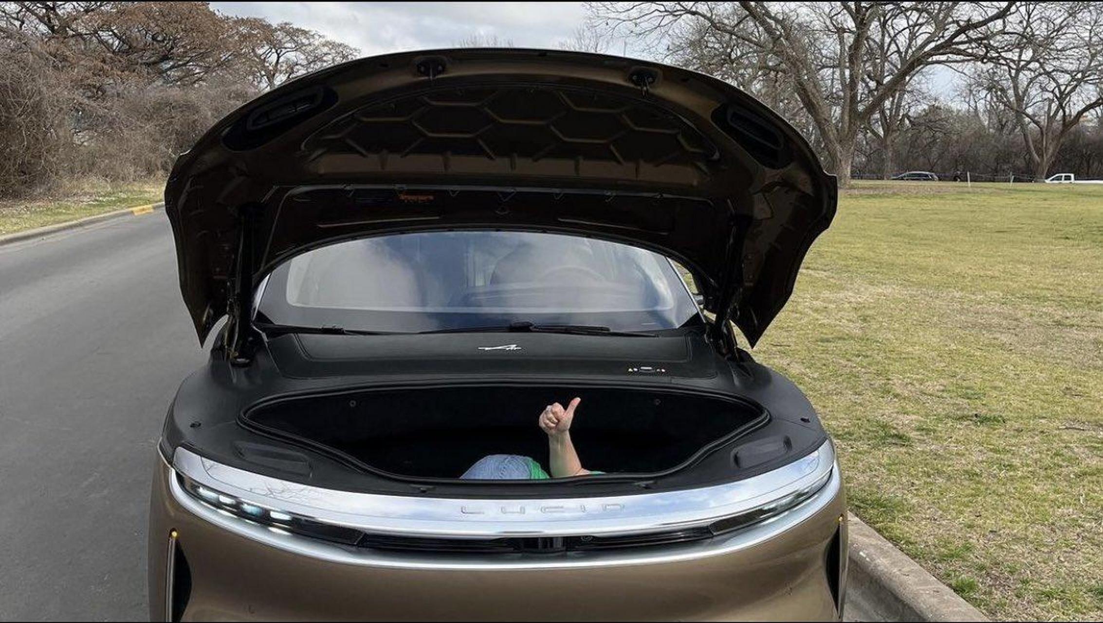 判断一辆车的三电技术其实有一个简单粗暴的方法 看有没有前备箱,然后