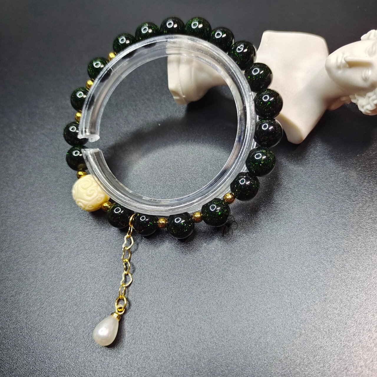 生命之光|星空绿砂石手串 绿砂石 	 【绿砂石作用】 对收藏品界来说