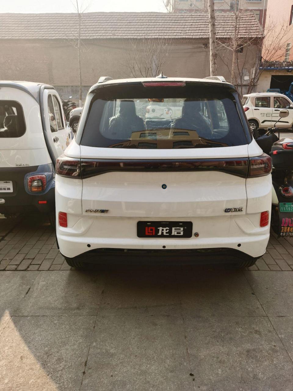 新到龙启卡宴款电动四轮车,3500w大电机,72伏大电池,爬坡更有劲,空间