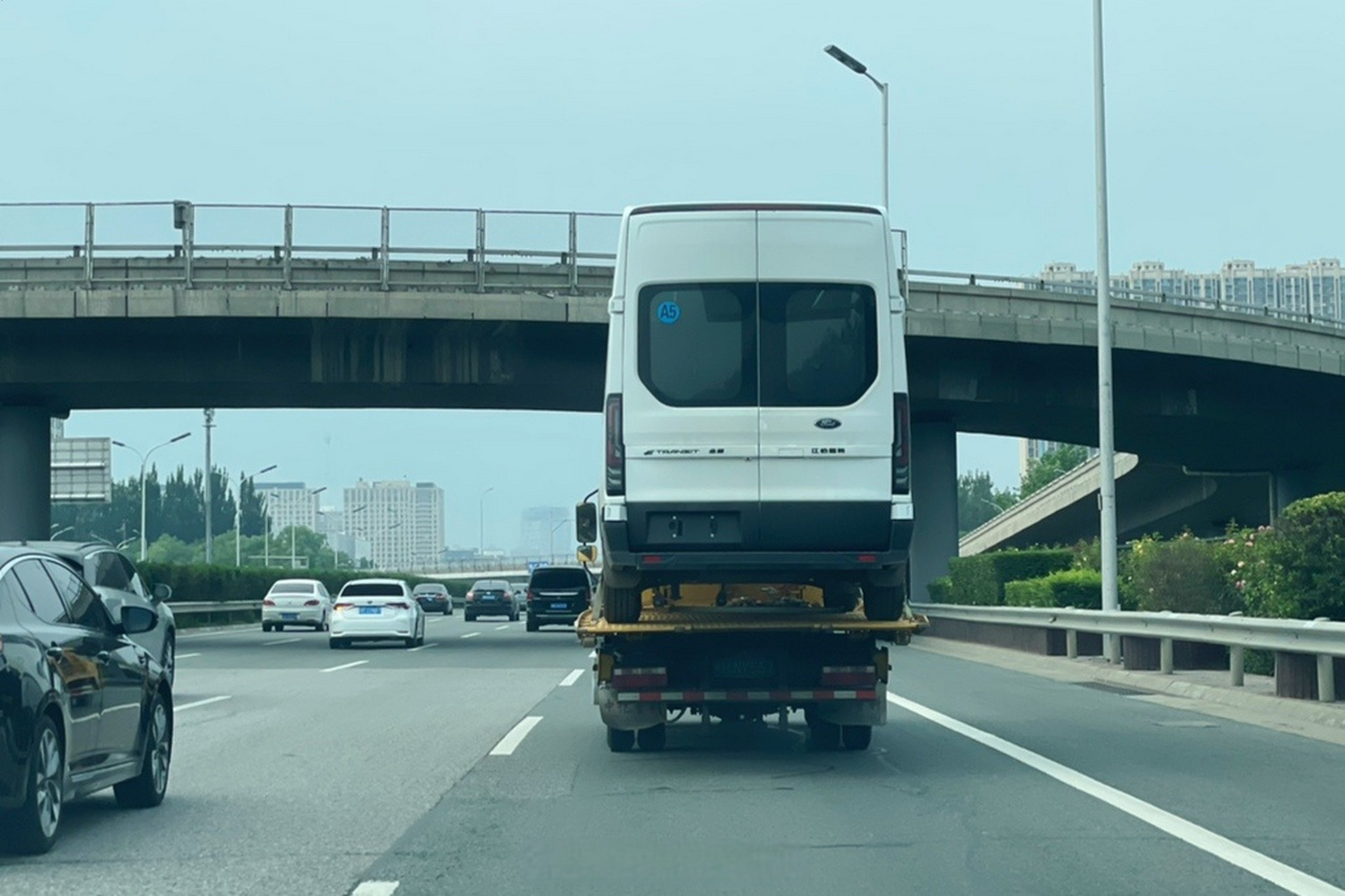 来自网友kingtigerlxl 在北京东四环的实拍,v363全顺,之前说怎么也得8