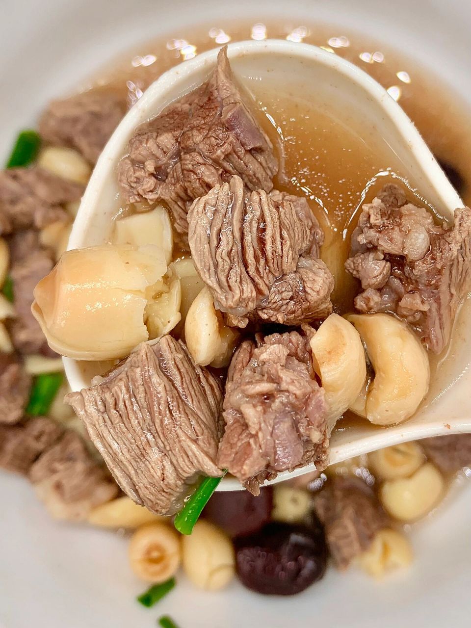 红枣莲子具有美容养颜,美白皮肤,使皮肤变得光滑有弹性的功效