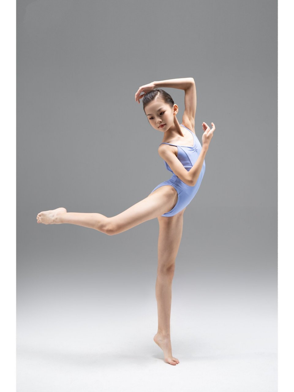 10岁跳舞女孩子的肌肉线条 为零基础练习了3周舞蹈的女孩子记录一下