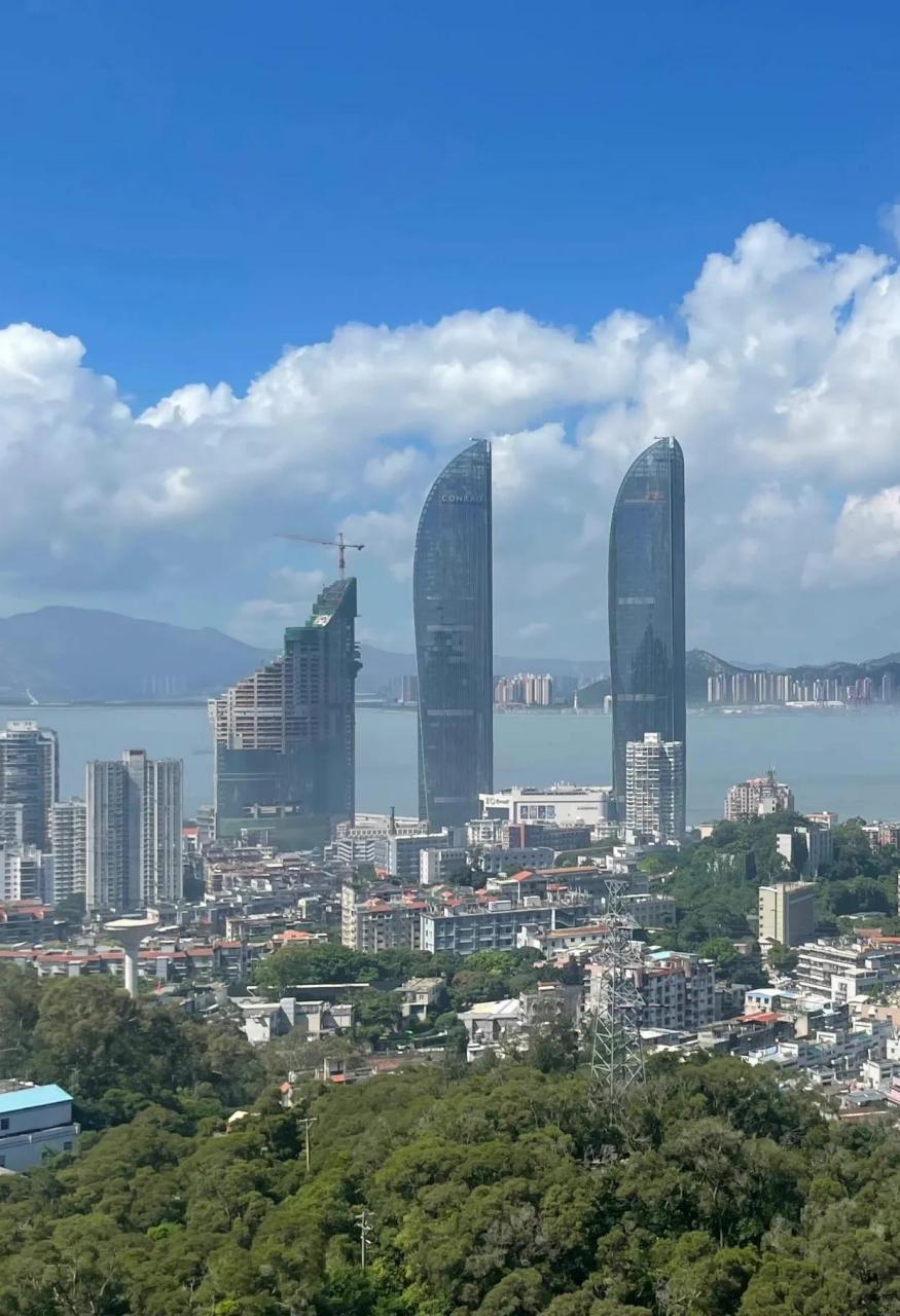 厦门第17栋200 米高楼,悦海湾酒店即将封顶看似欲与世贸试比高,其实