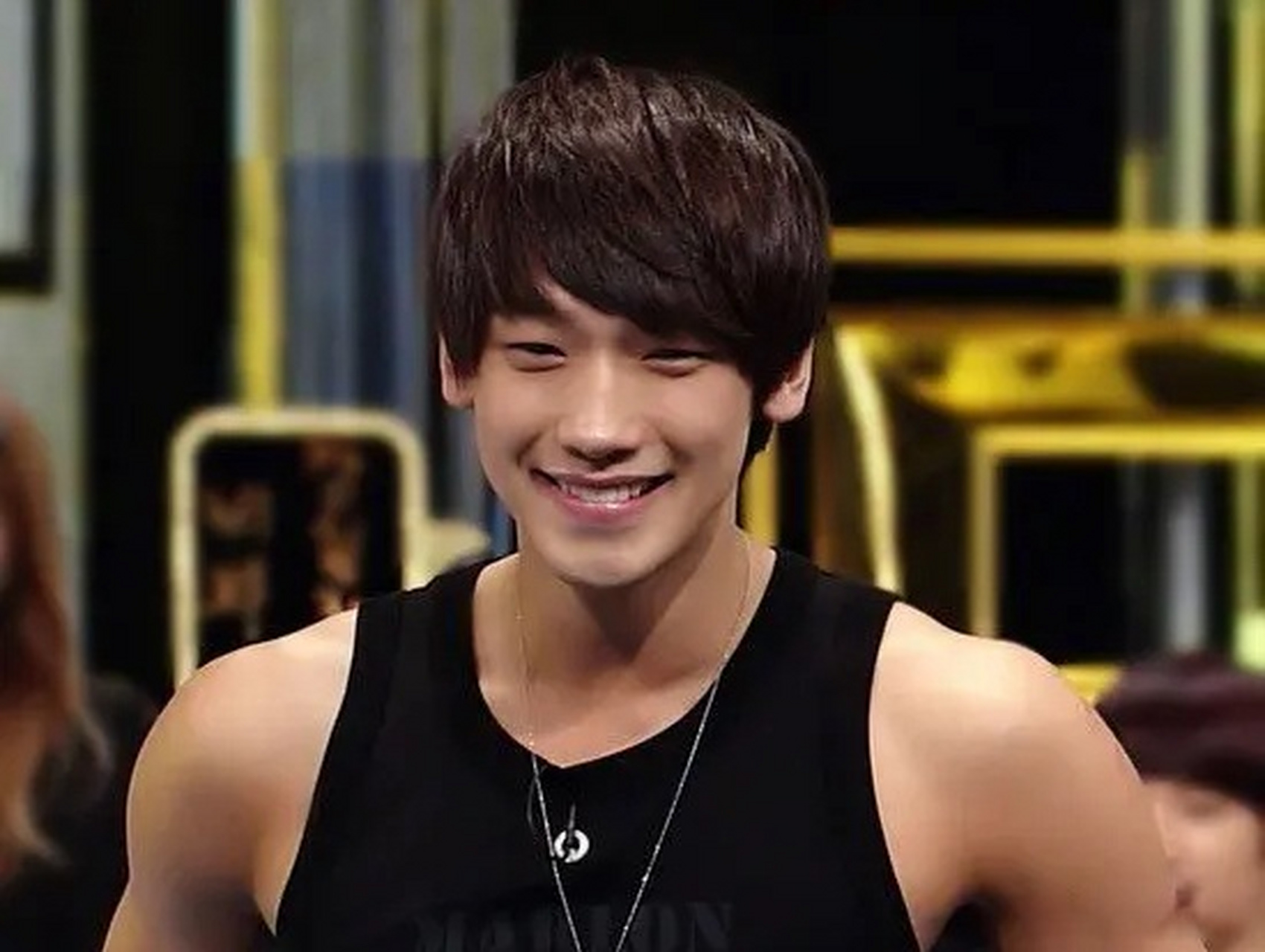 有网友说魏大勋撞脸rain,你觉得他们像吗?