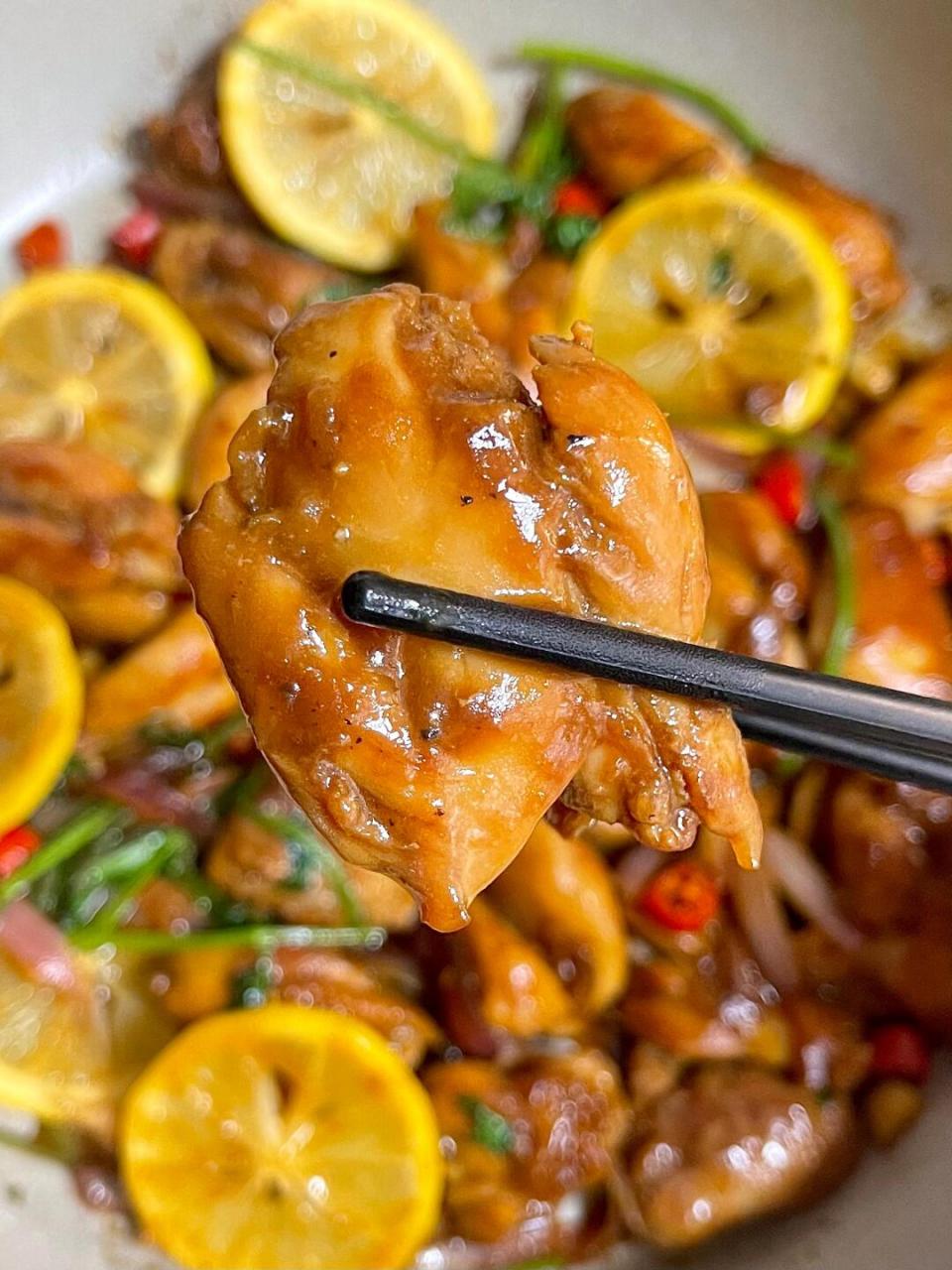 鲜嫩多汁的鸡腿肉夹杂着柠檬的清香 简直清新爽口!