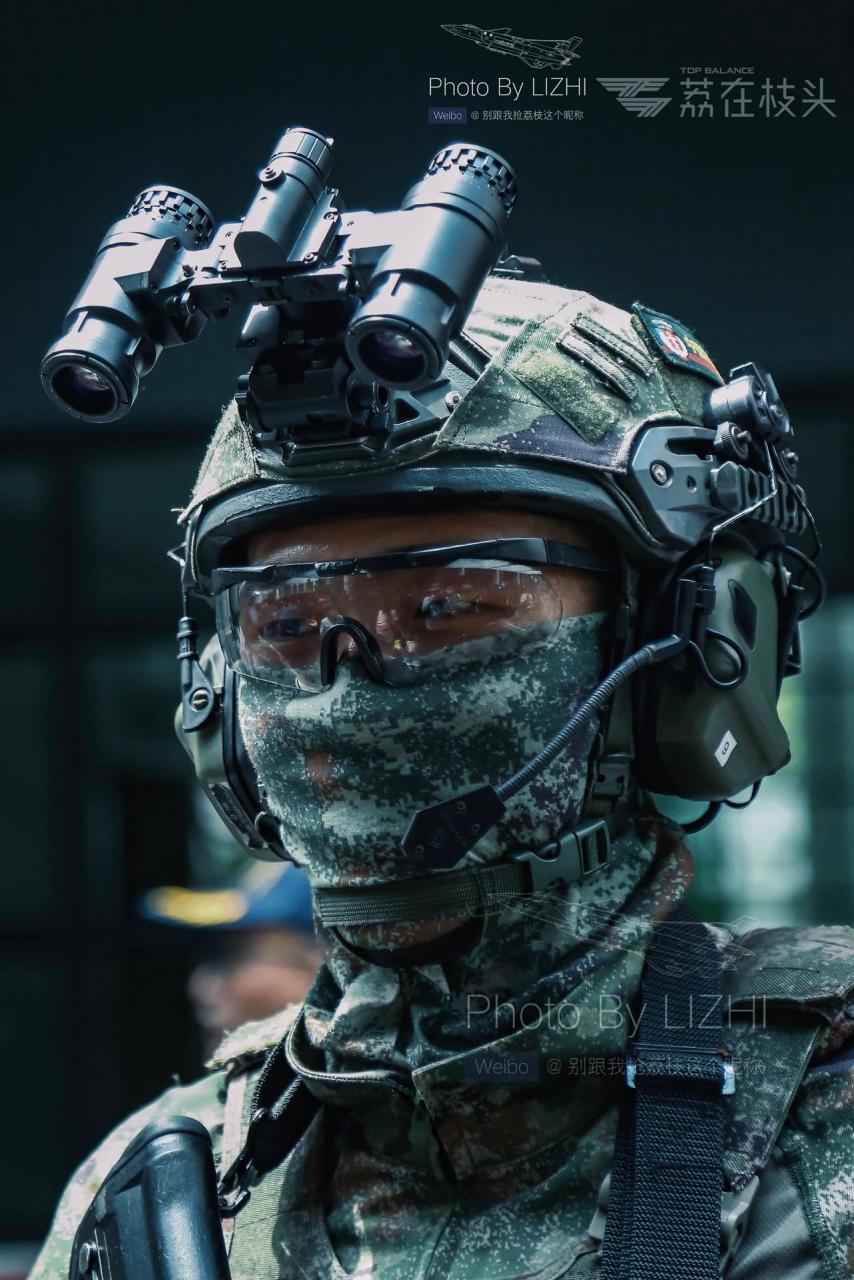 驻澳门部队特战队员.  这个冷色调的图片风格看起来是真酷!帅气!