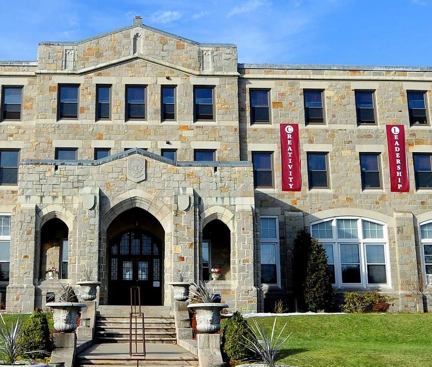 美国百年私立寄宿学校--美达菲学校 【学校介绍】 美达菲学校(the mac