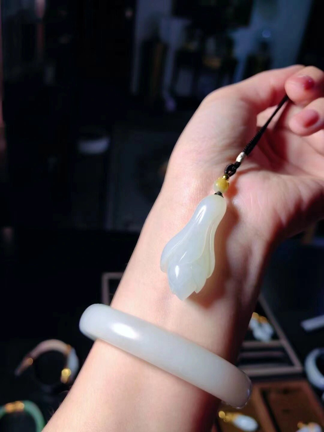 和田玉玉兰花吊坠