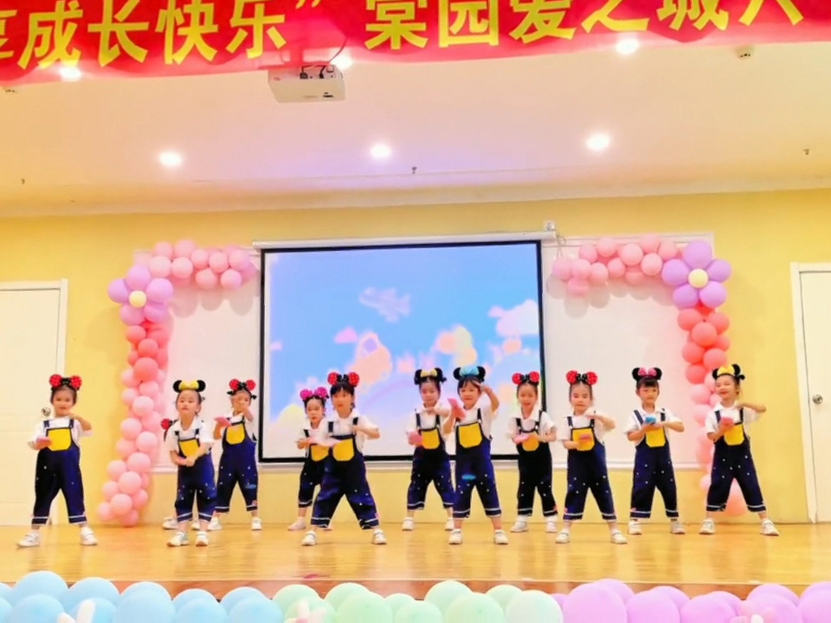 幼儿园六一情景剧表演 简单易排,《抬起头放下手机》完整版视频 中