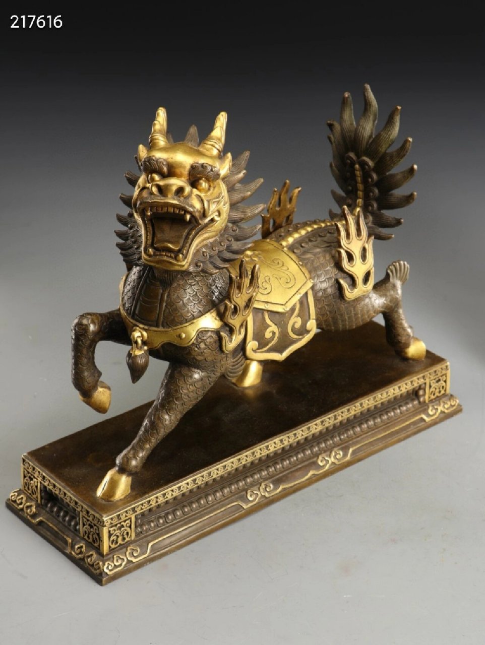 清代,"大清乾隆年制"铜鎏金麒麟镇纸一对 清代,"大清乾隆年制"铜鎏金